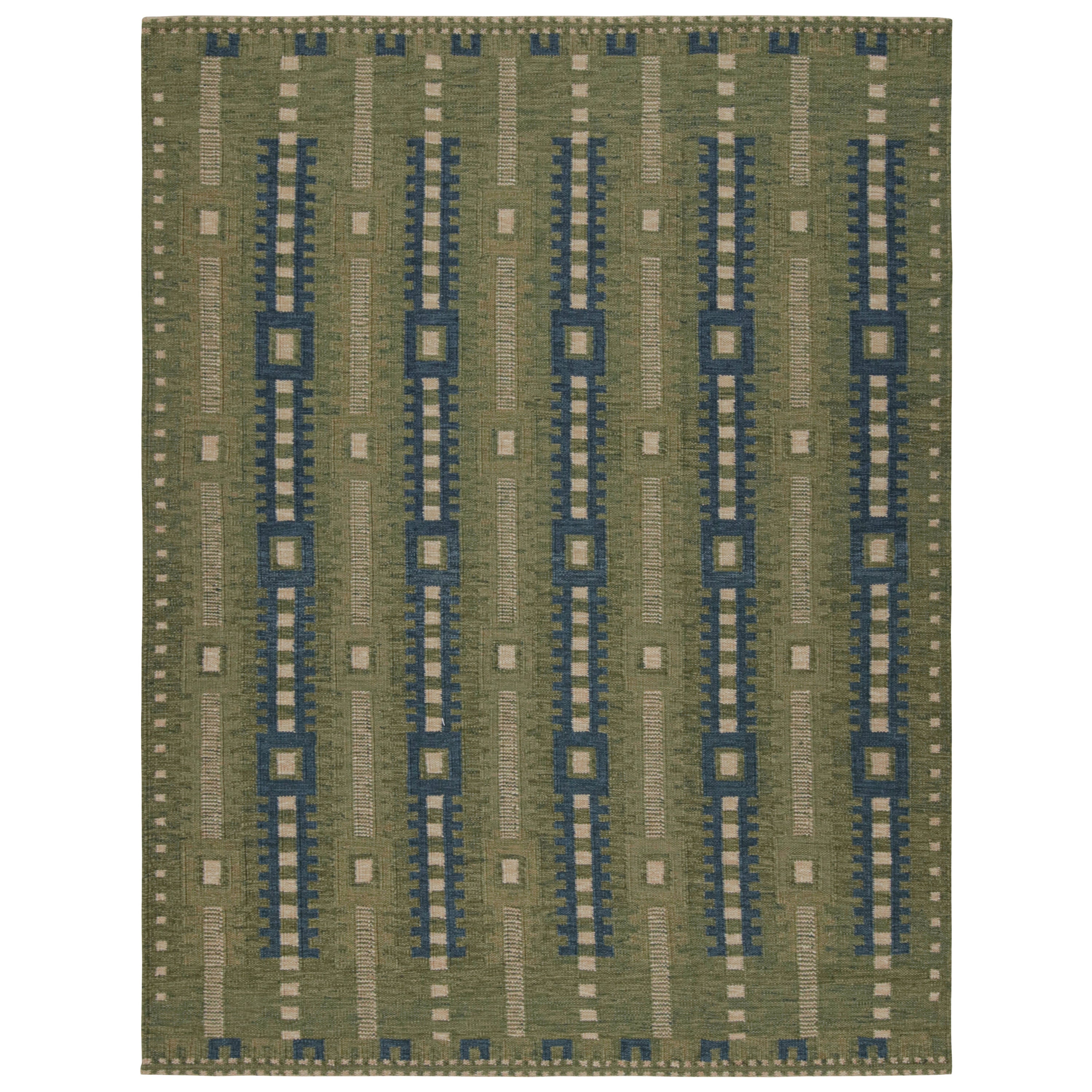 Rug & Kilim's grünes, skandinavisches Teppichdesign mit geometrischen Mustern im Angebot