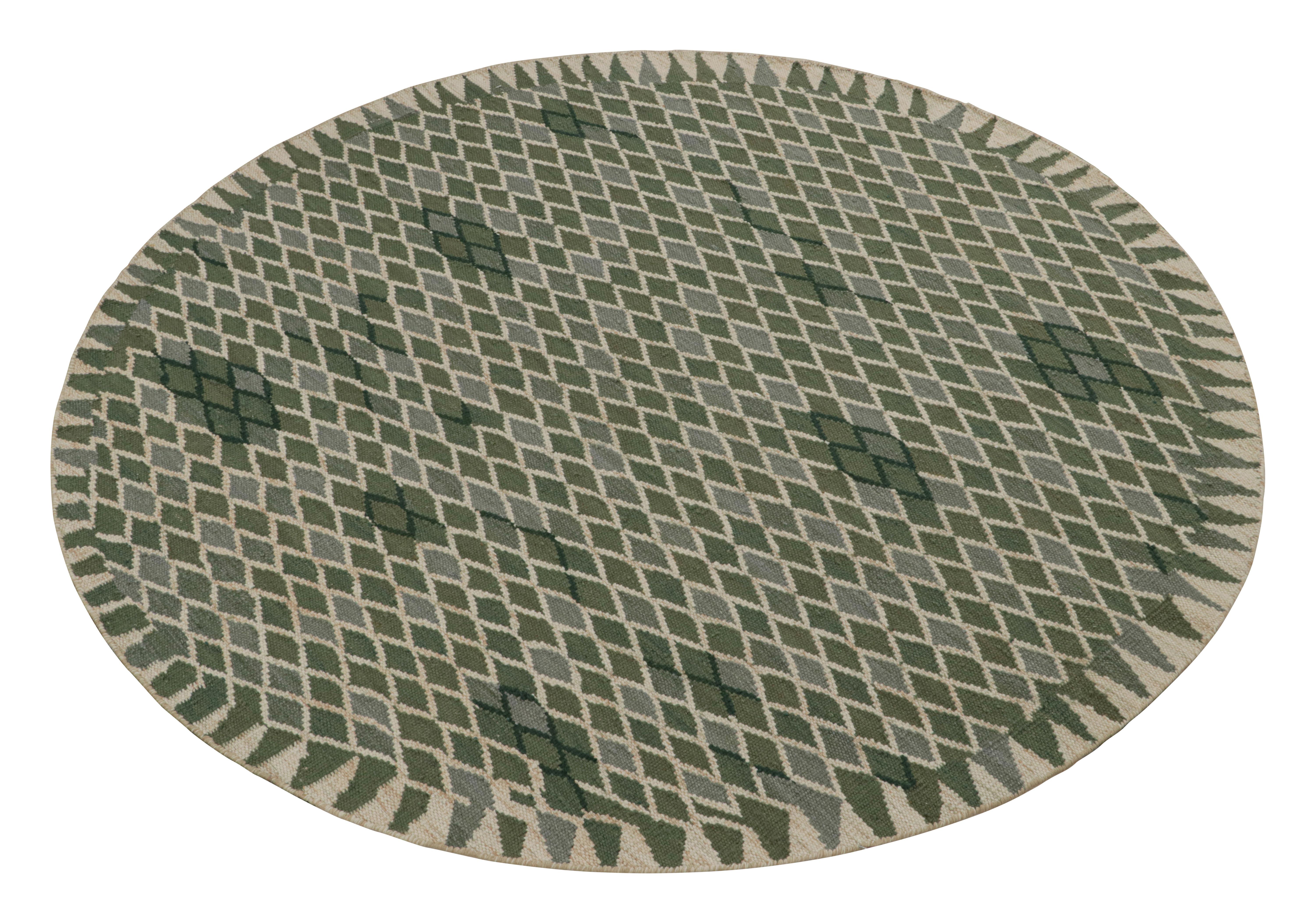 Ce tapis circulaire de 8 pieds et kilim de style suédois fait partie de la collection de tapis scandinaves primés de Rug & Kilim. Tissé à la main en laine, coton et fils naturels, ce modèle s'inspire des tapis suédois déco Rollakan et Rya. 

Sur le