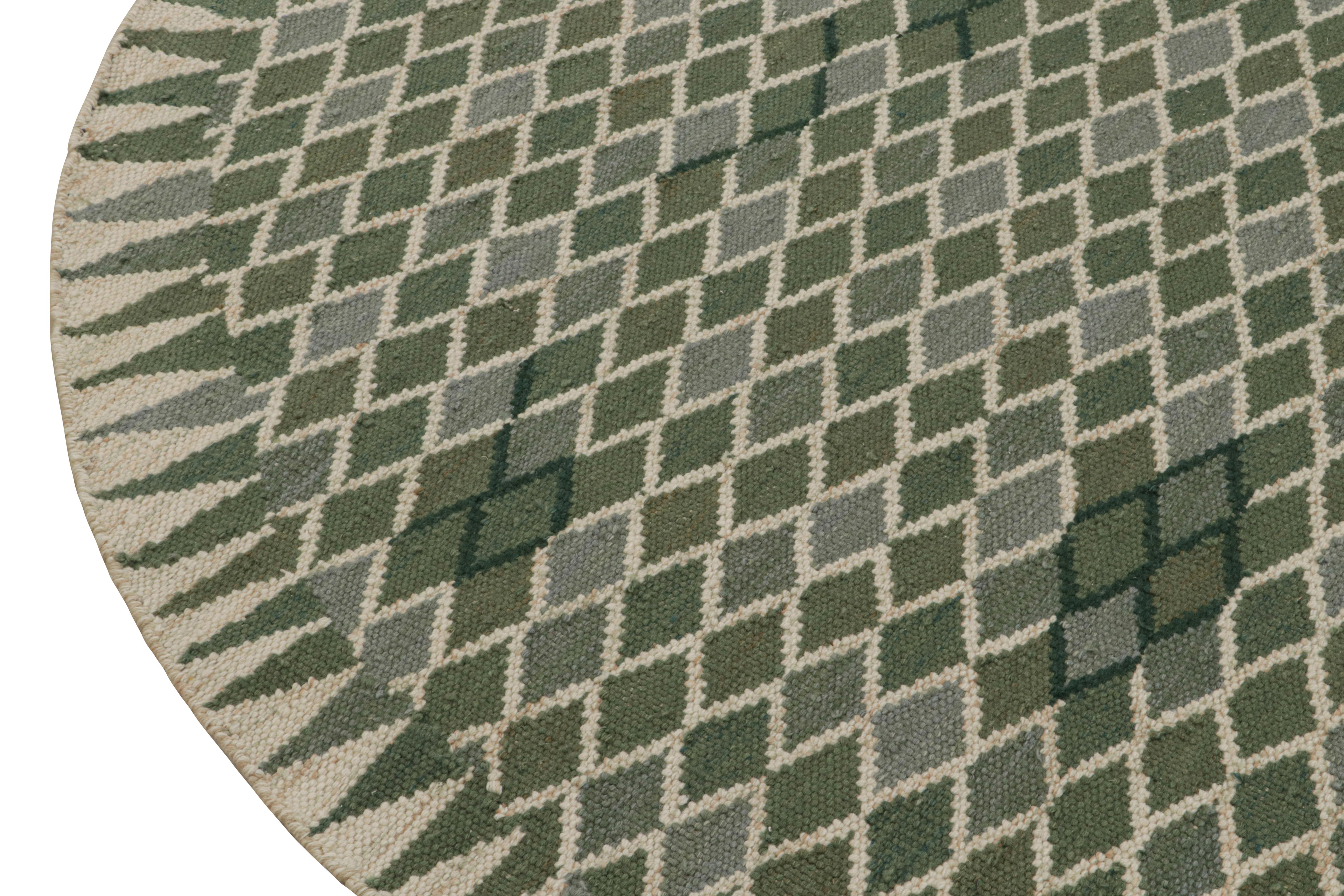 Tissé à la main Rug & Kilim's Green Scandinavian Style Kilim Circle Rug with Geometric Patterns (tapis circulaire vert à motifs géométriques) en vente