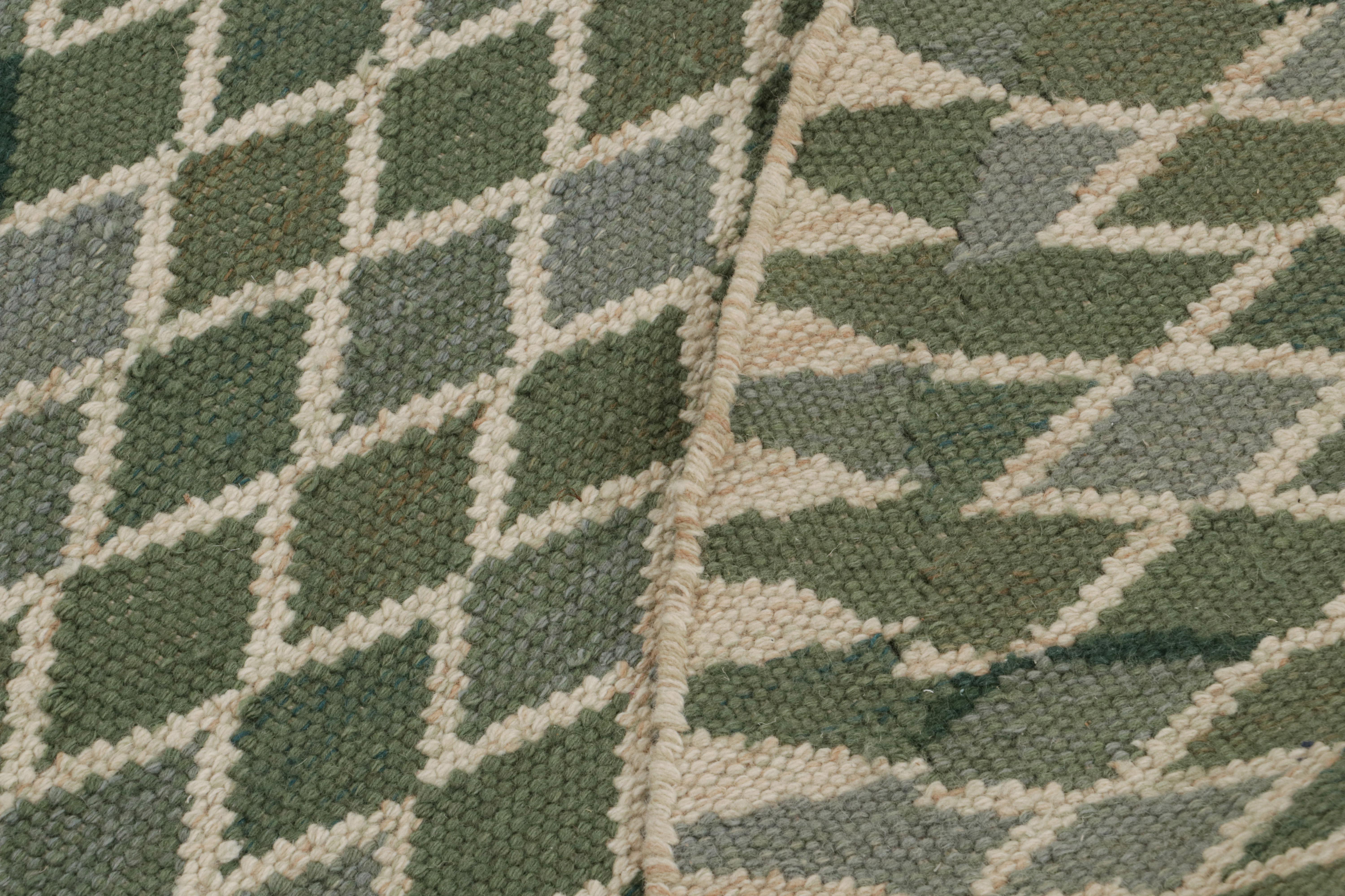 XXIe siècle et contemporain Rug & Kilim's Green Scandinavian Style Kilim Circle Rug with Geometric Patterns (tapis circulaire vert à motifs géométriques) en vente