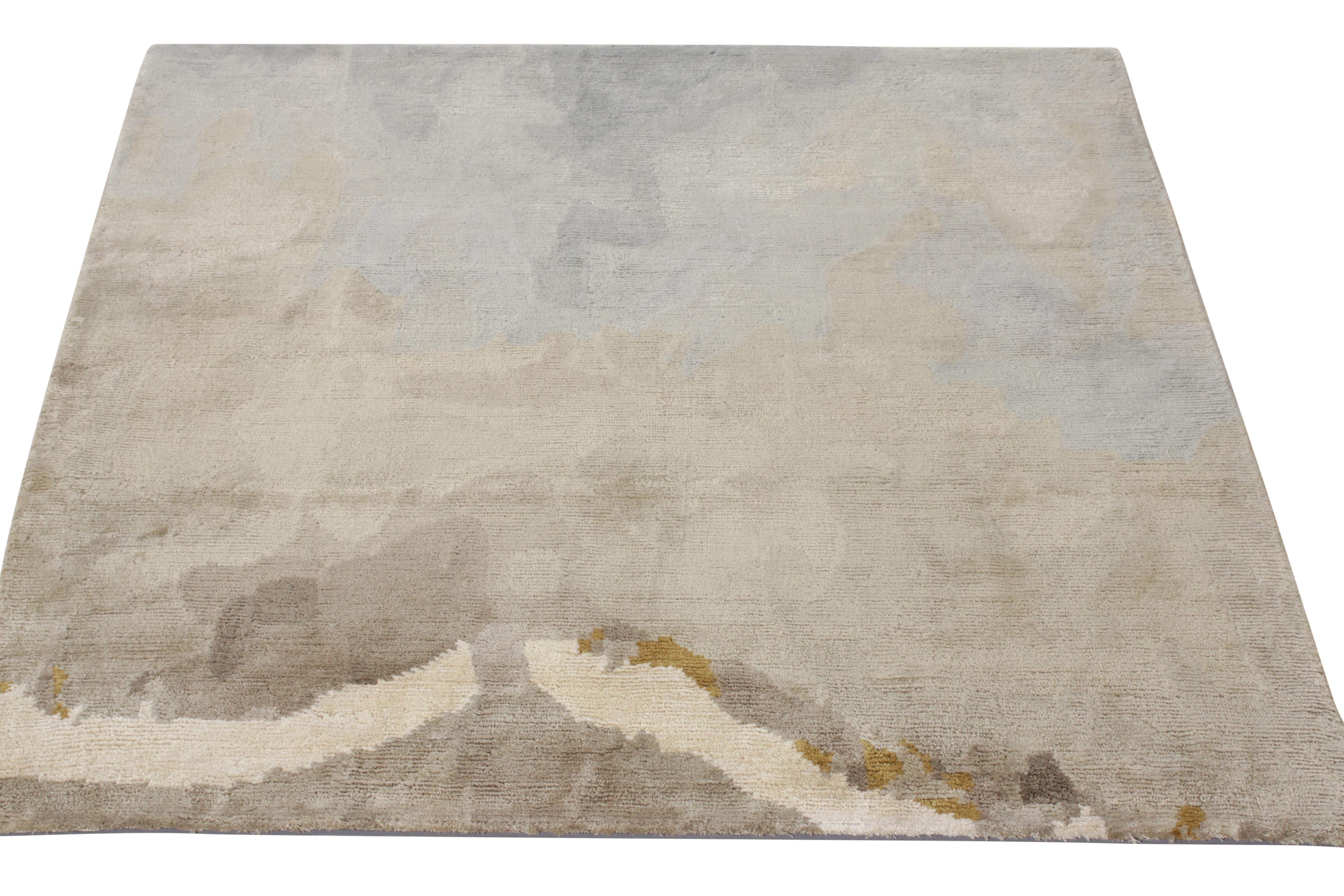 Moderno Rug & Kilim è un tappeto d'accento astratto annodato a mano in argento, con motivo beige e marrone in vendita