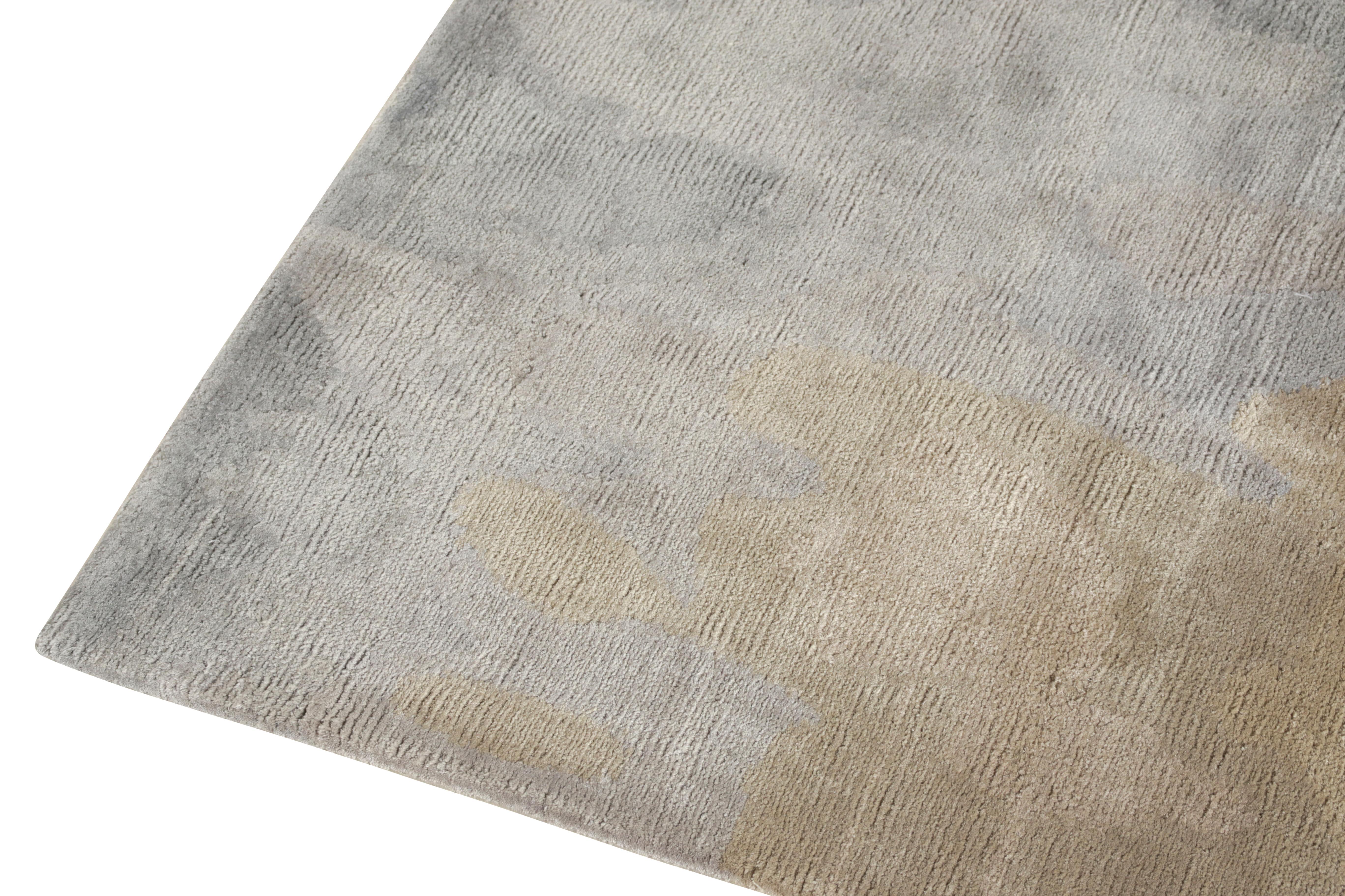 Indiano Rug & Kilim è un tappeto d'accento astratto annodato a mano in argento, con motivo beige e marrone in vendita