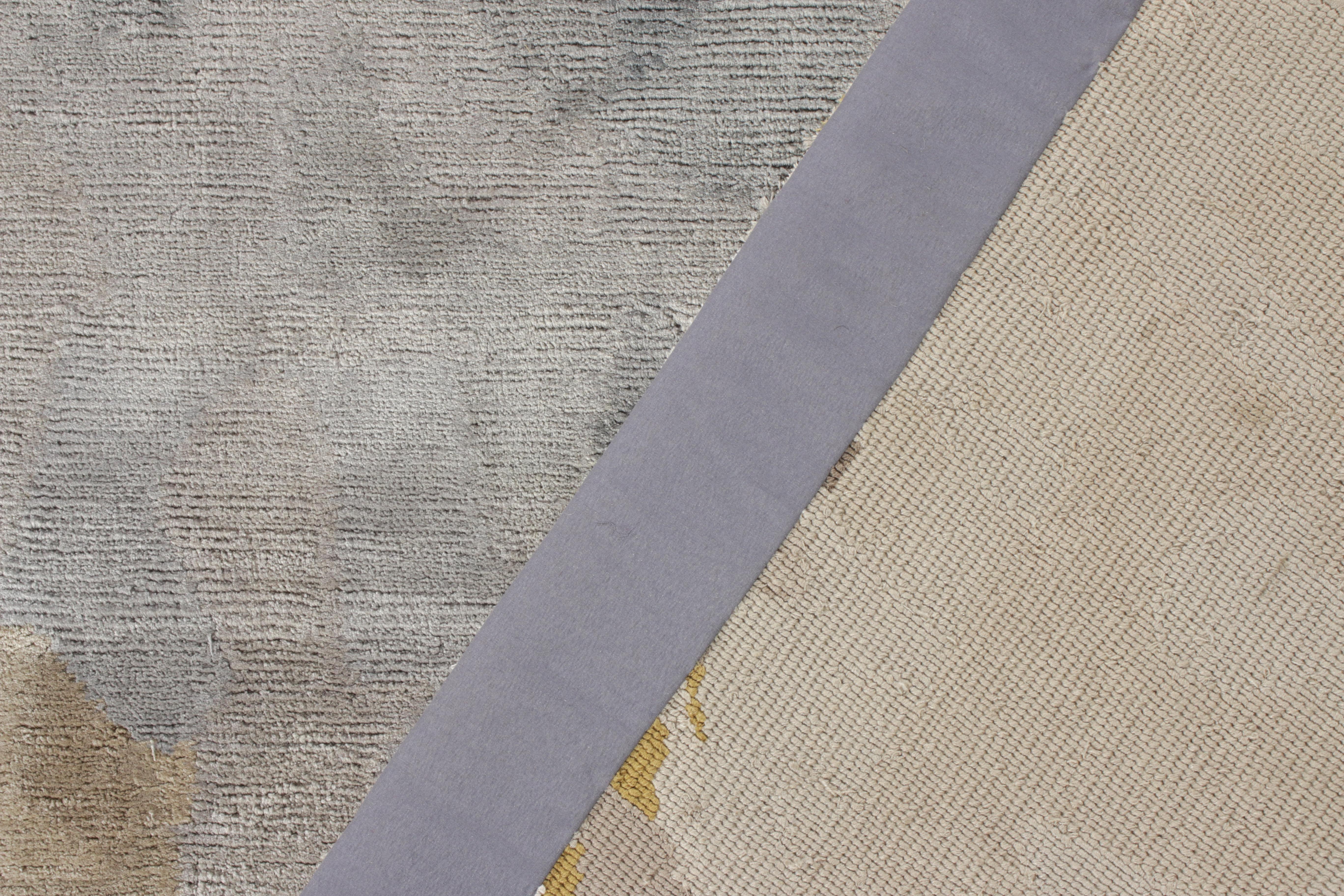 Annodato a mano Rug & Kilim è un tappeto d'accento astratto annodato a mano in argento, con motivo beige e marrone in vendita