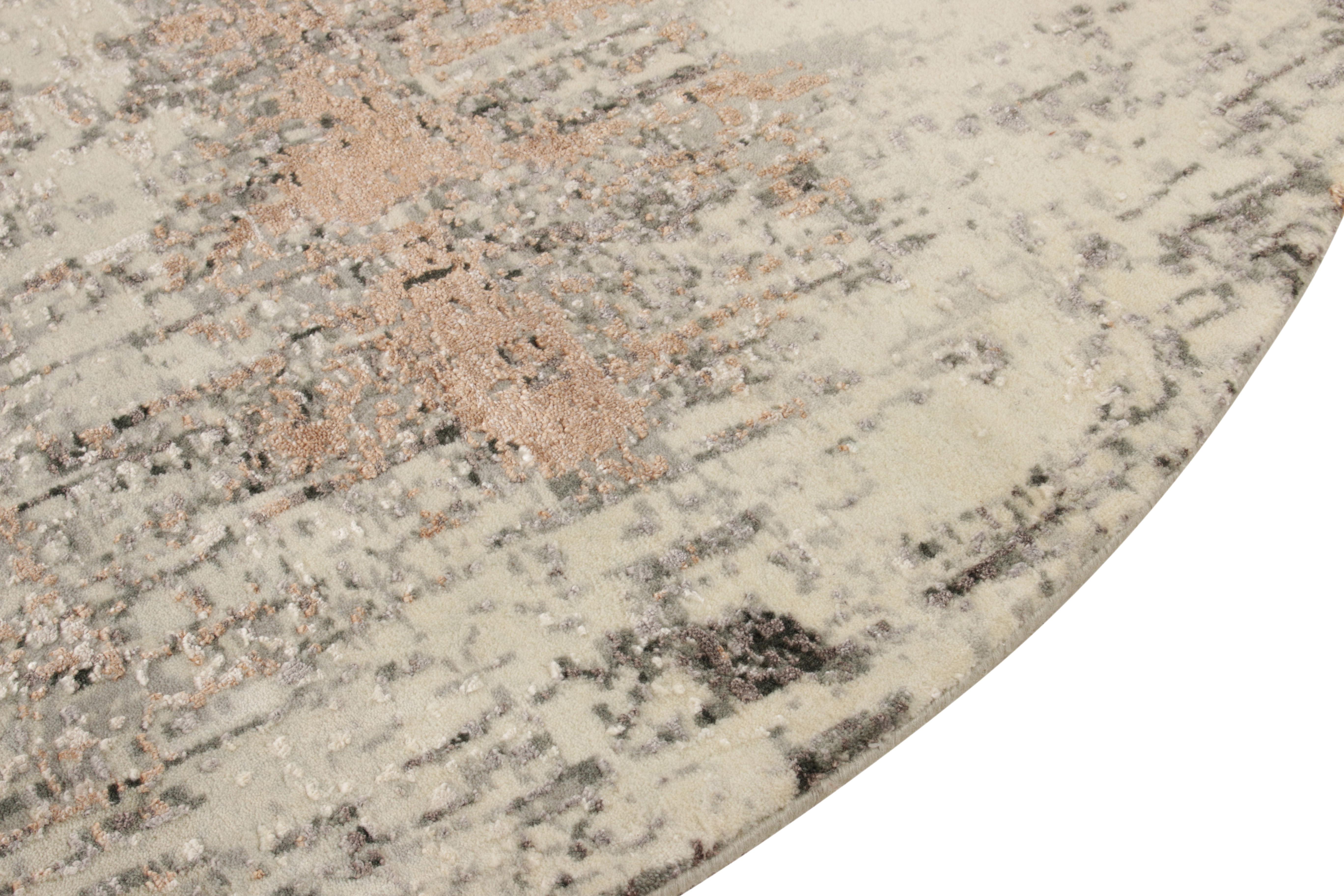 Indiano Rug & Kilim è un tappeto astratto annodato a mano a forma di cerchio personalizzato in bianco, con motivo argento in vendita