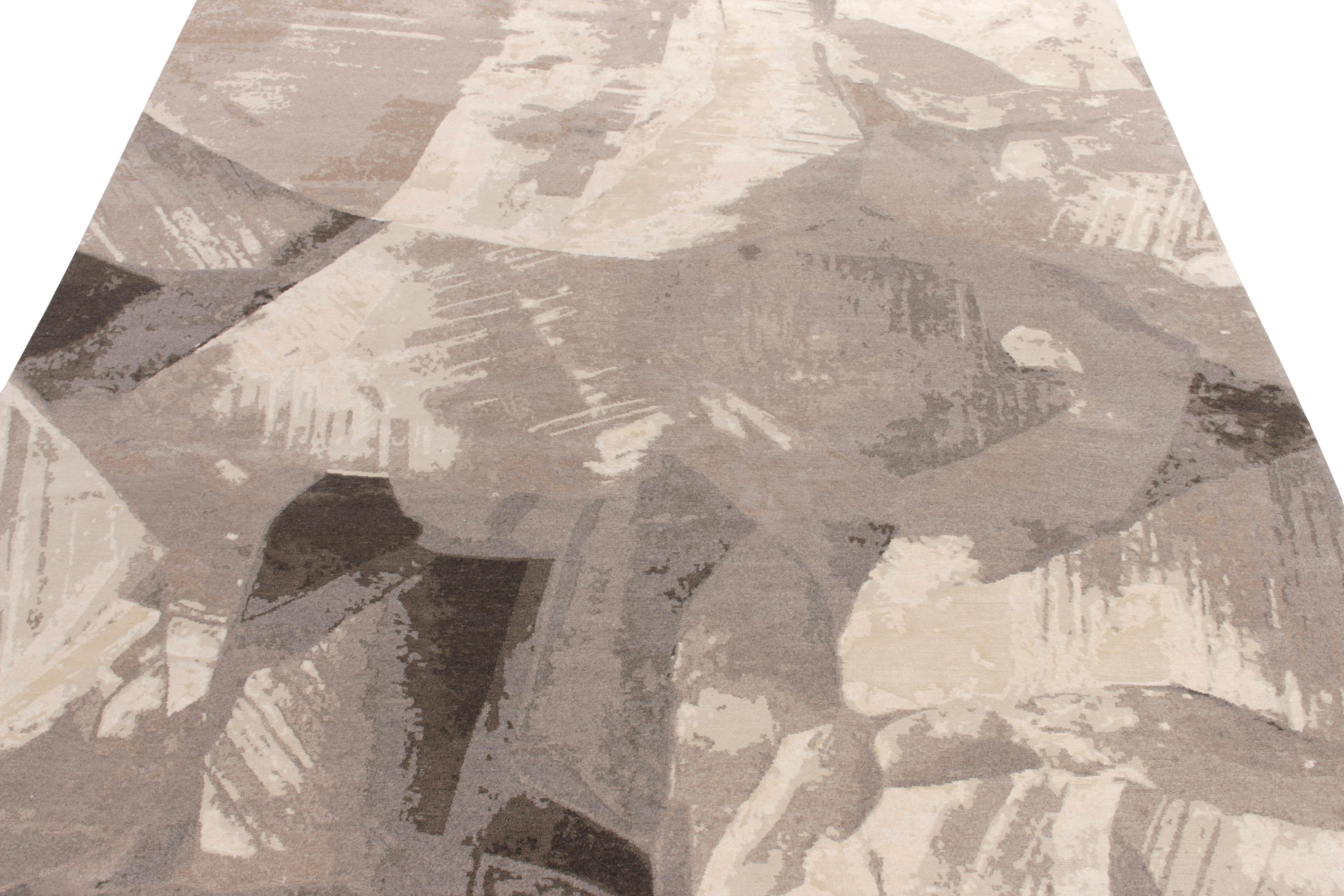 Ein 8 x 10 großer moderner Teppich aus den abstrakten Stilen der New & Modern Collection'S von Rug & Kilim. Diese aus Wolle und glänzender Seide handgeknüpfte Hommage mit Pinselstrichen ist in fossilem Grau, Taupe und Beige-Braun gehalten, wobei