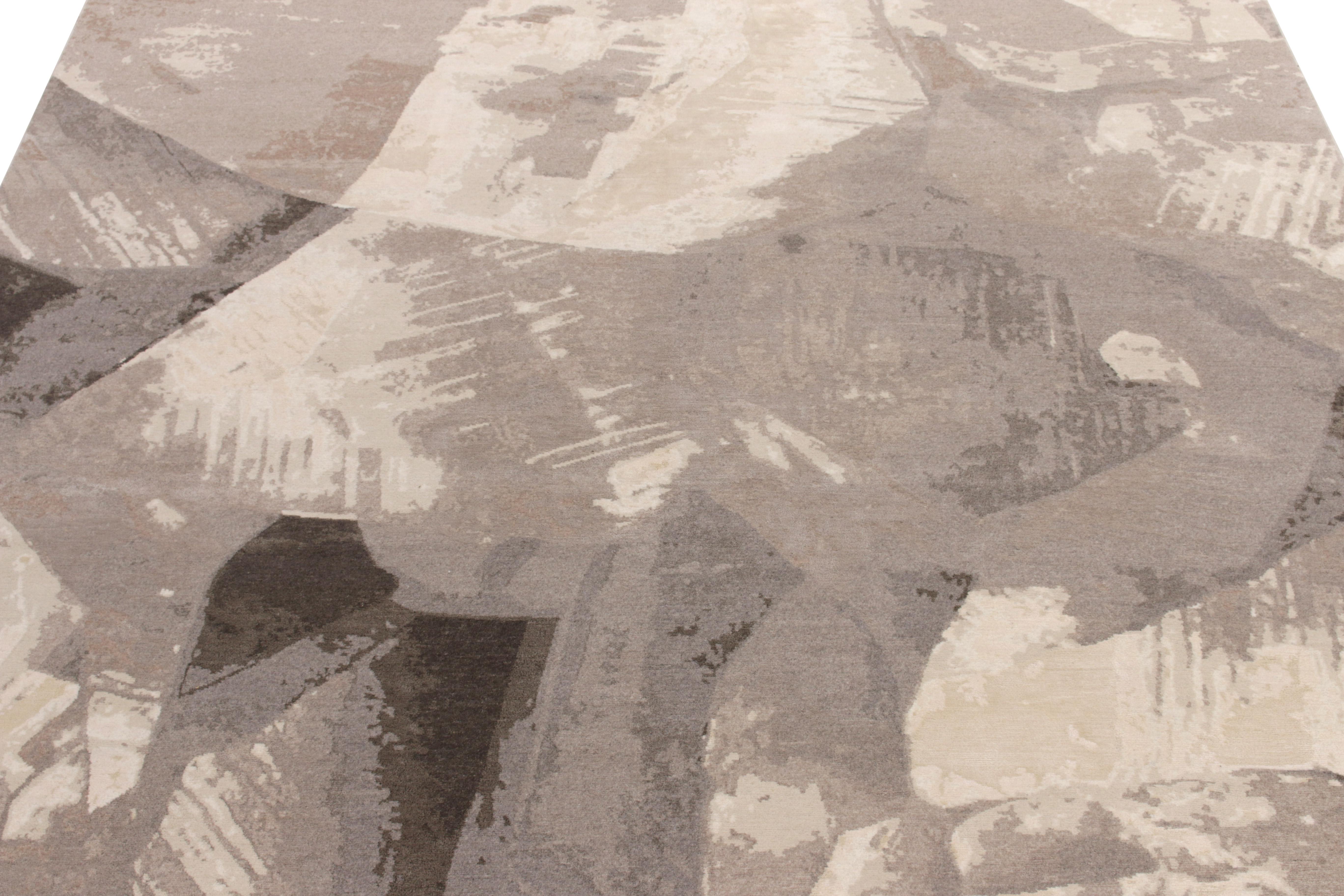 Moderno Rug & Kilim è un tappeto astratto annodato a mano di colore beige e grigio con motivi a pennello. in vendita