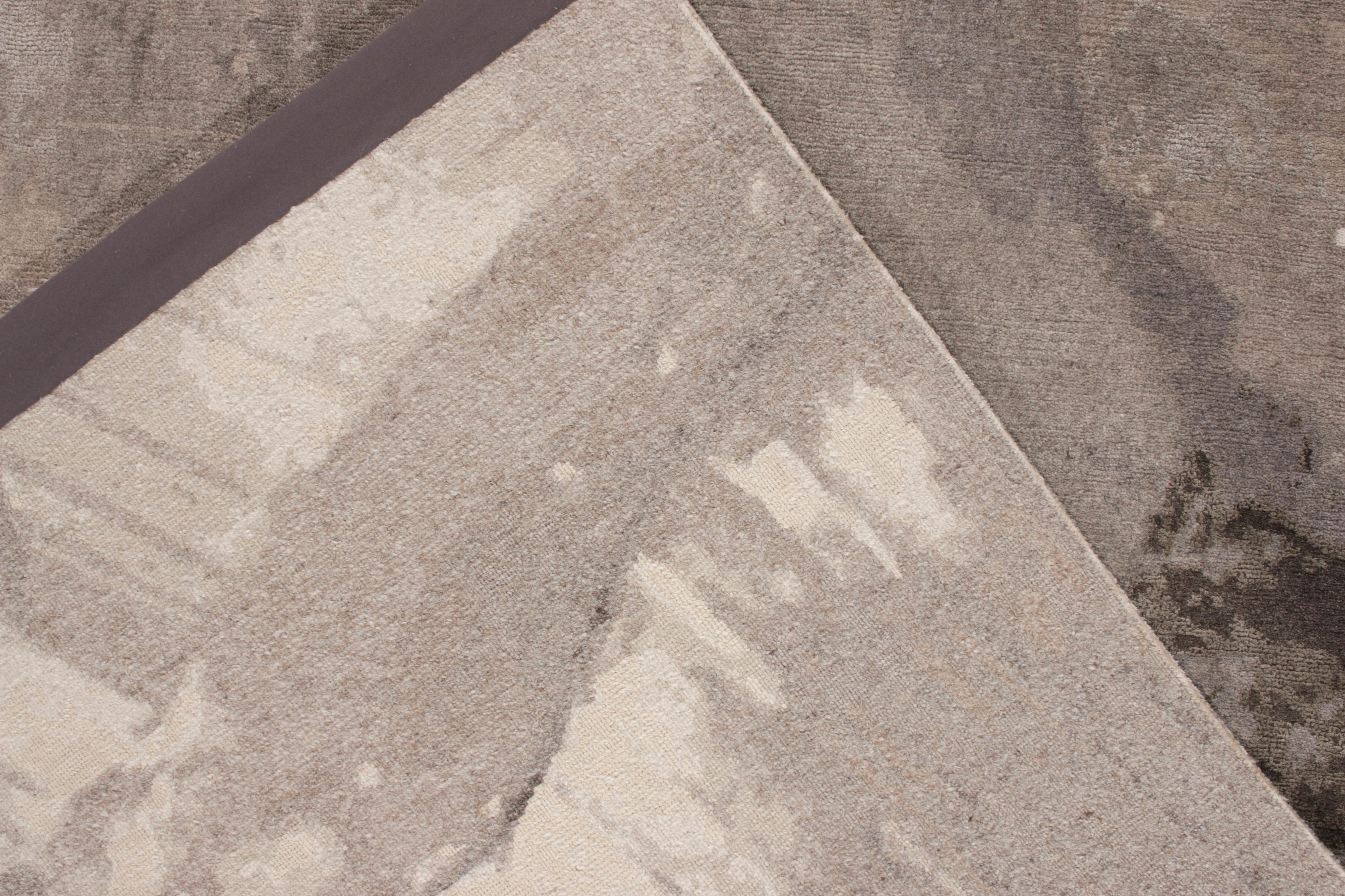Rug & Kilim's handgeknüpfter abstrakter Teppich in Beige, graues Pinselstrich-Muster (Handgeknüpft) im Angebot
