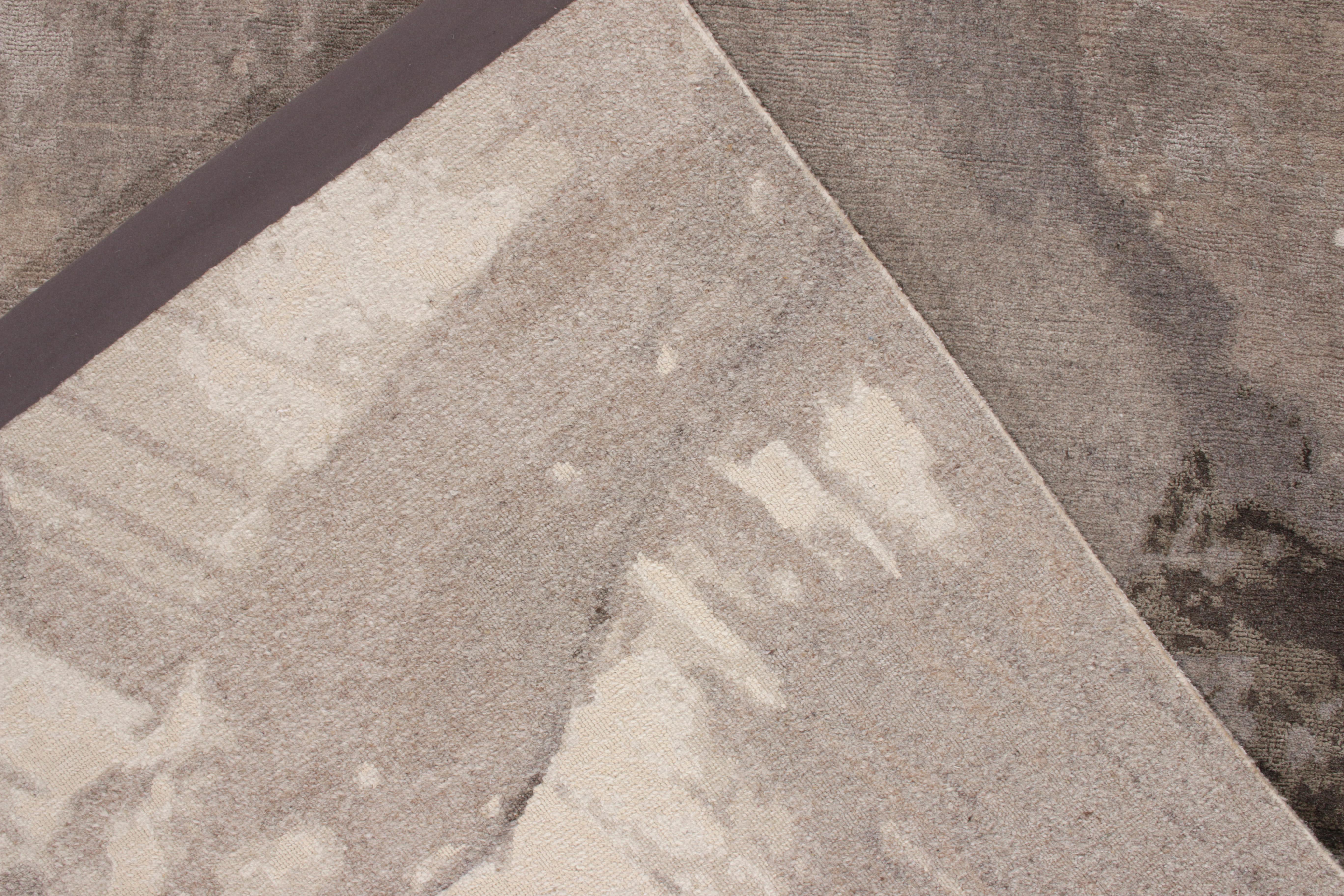 Annodato a mano Rug & Kilim è un tappeto astratto annodato a mano di colore beige e grigio con motivi a pennello. in vendita