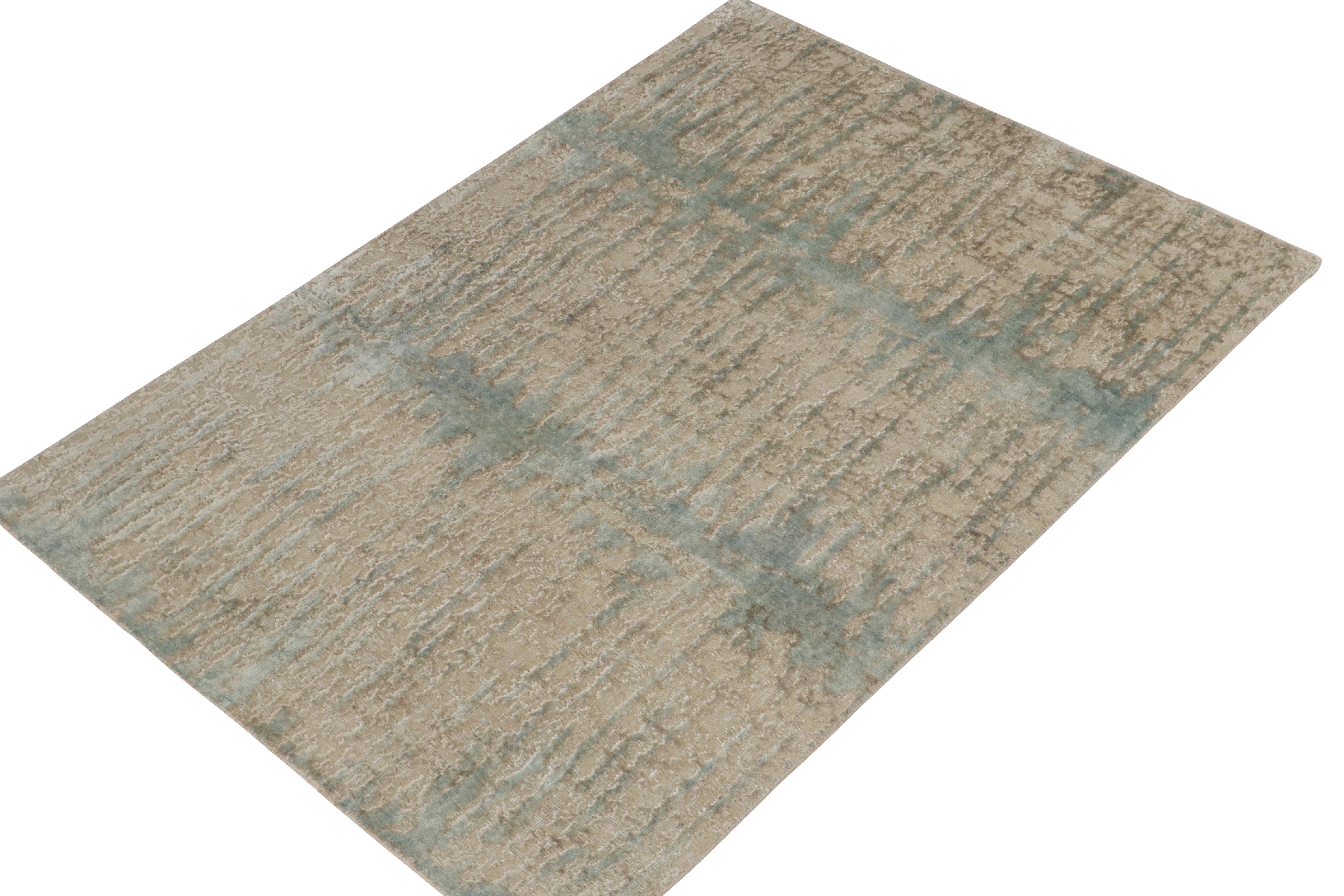 Annodato a mano in lana e seta, un tappeto astratto 3x5 della selezione contemporanea di Rug & Kilim. Il connubio tra i colori neutri e i toni freddi della lucentezza blu gioca a meraviglia con il vello alto e basso per una sana lucentezza. È