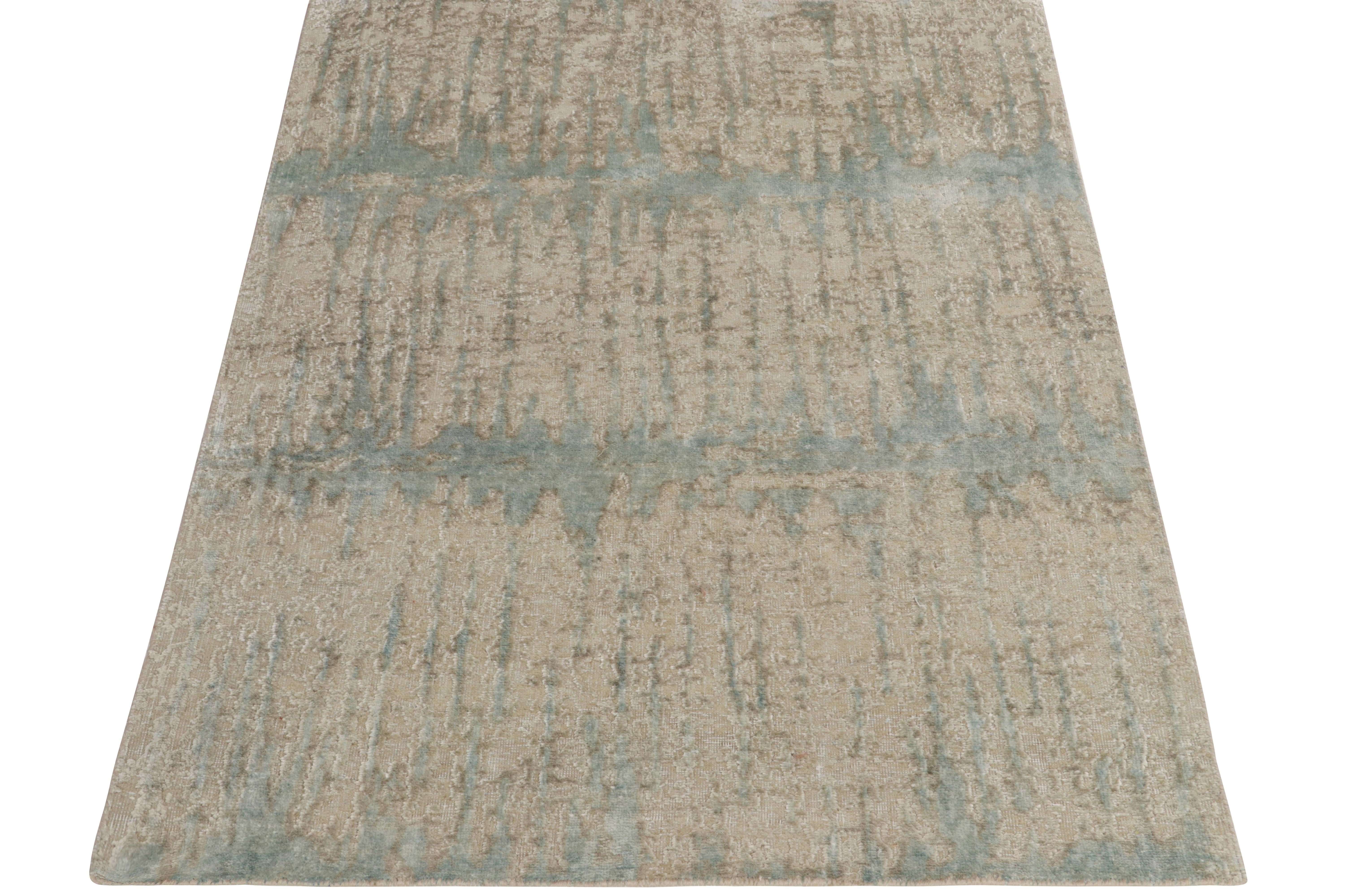Moderno Rug & Kilim è un tappeto astratto annodato a mano di colore blu, beige e marrone. in vendita