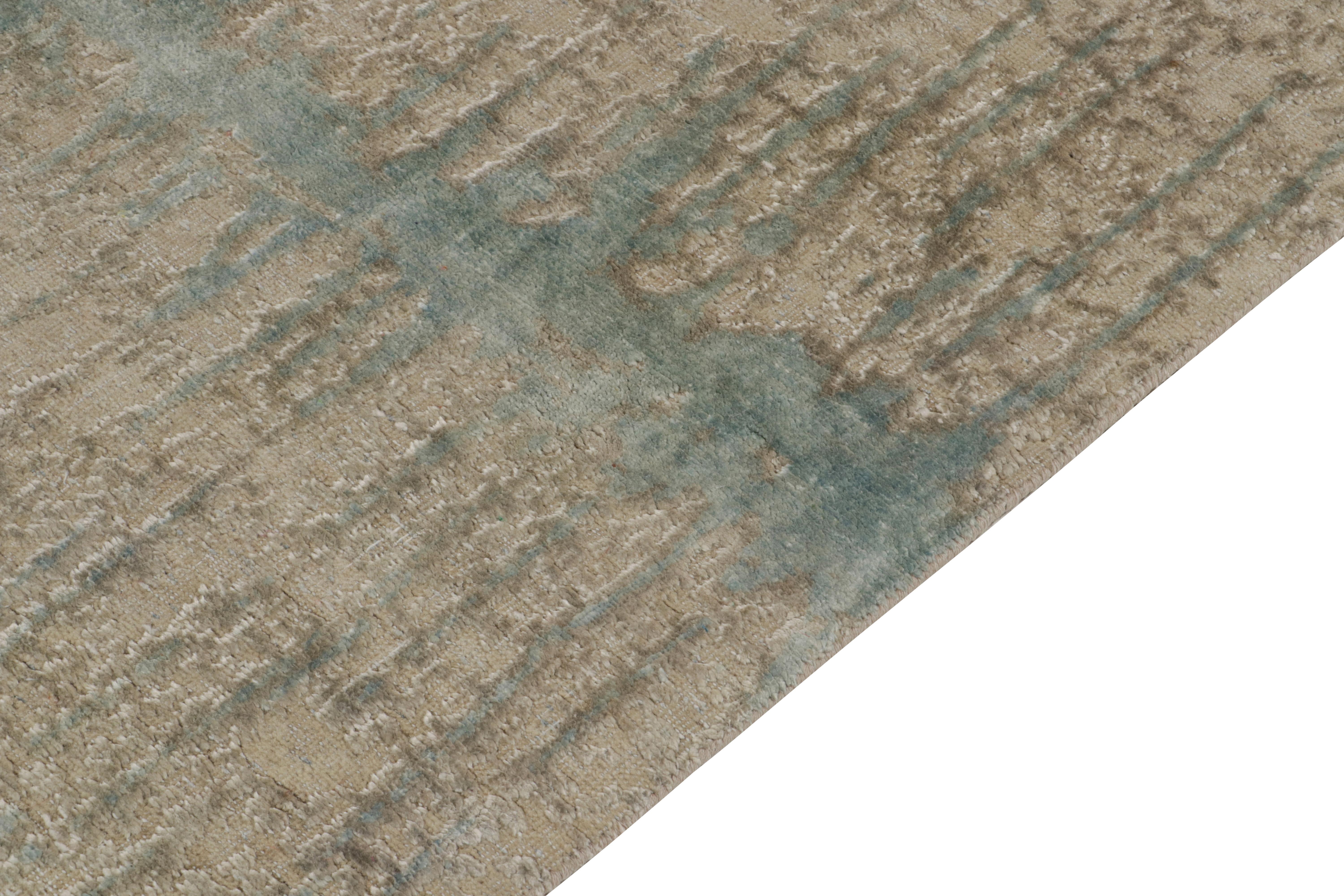 Rug & Kilim è un tappeto astratto annodato a mano di colore blu, beige e marrone. In condizioni Nuovo in vendita a Long Island City, NY