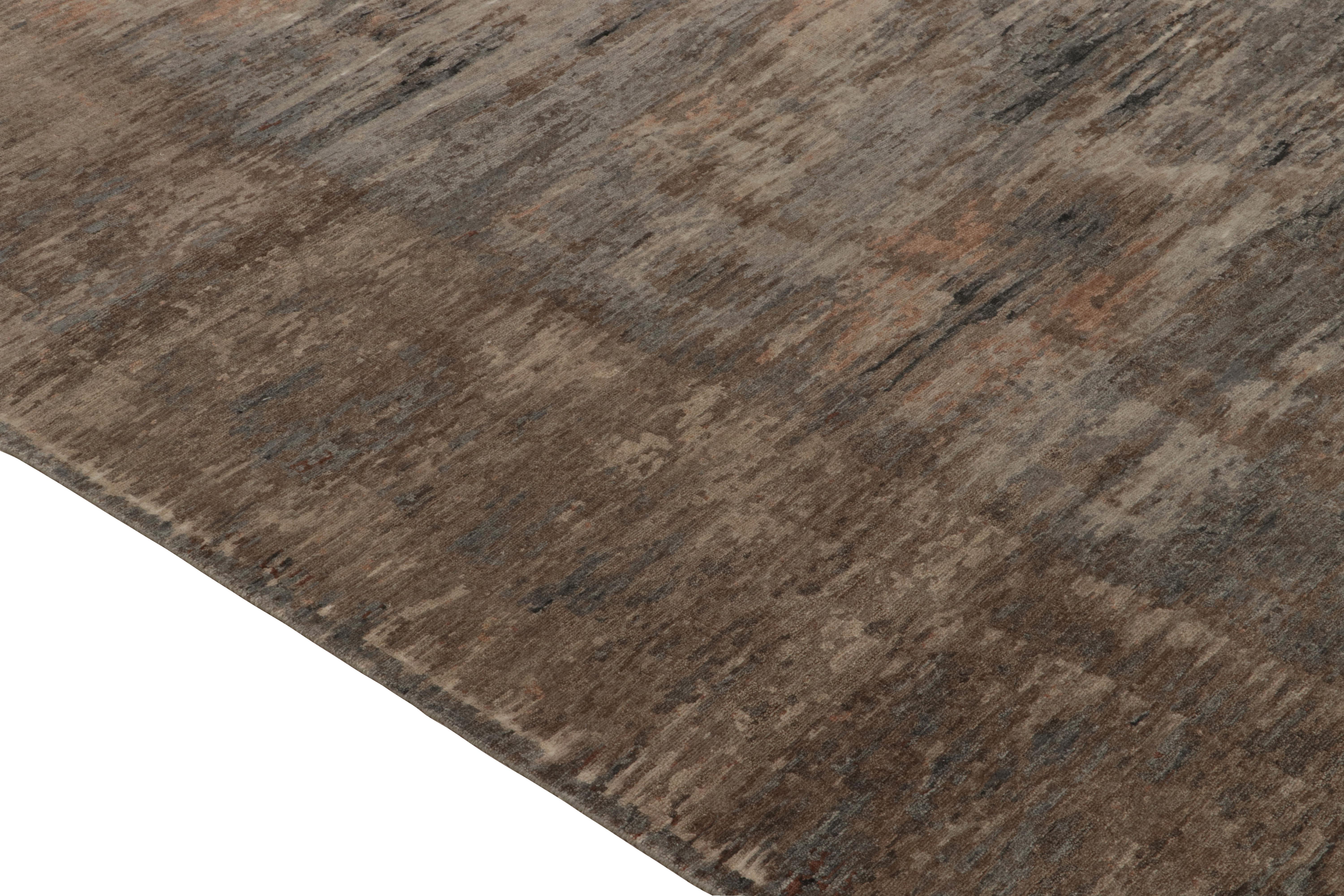 Annodato a mano Rug & Kilim è un tappeto astratto annodato a mano di colore grigio, beige e marrone con motivi pittorici. in vendita