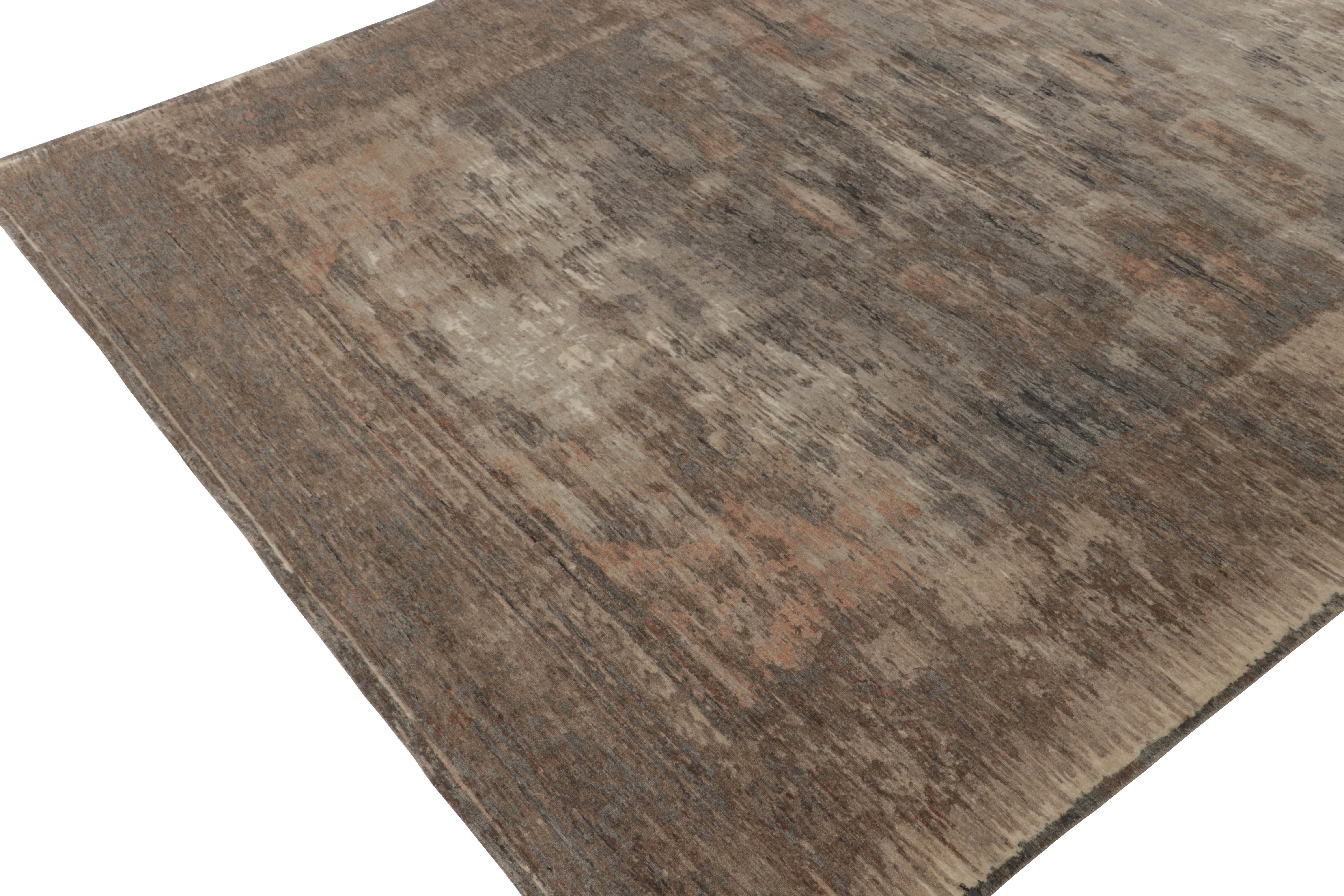Rug & Kilim è un tappeto astratto annodato a mano di colore grigio, beige e marrone con motivi pittorici. In condizioni Nuovo in vendita a Long Island City, NY