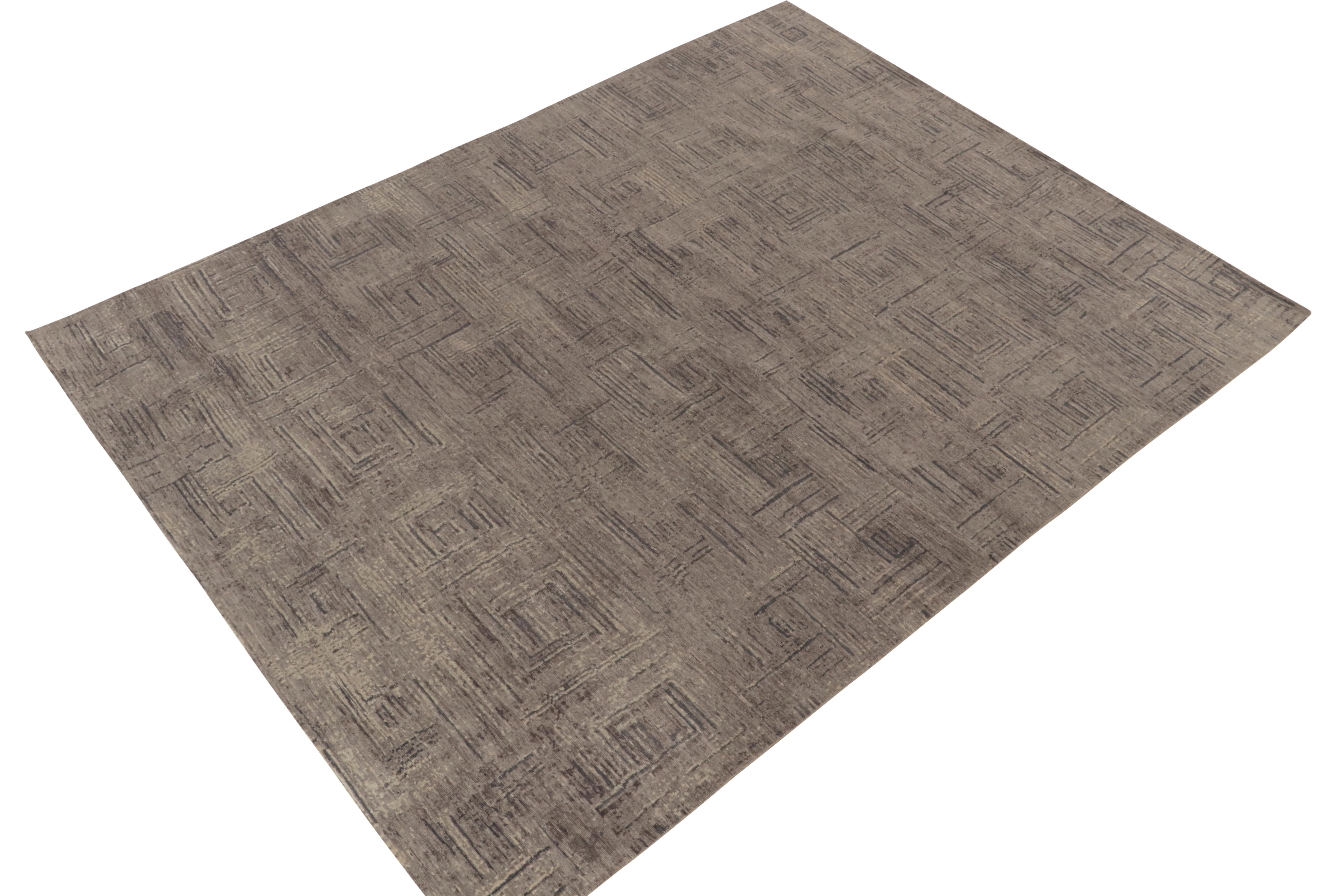 Moderno Rug & Kilim è un tappeto astratto annodato a mano di colore grigio, beige e marrone con motivi geometrici. in vendita