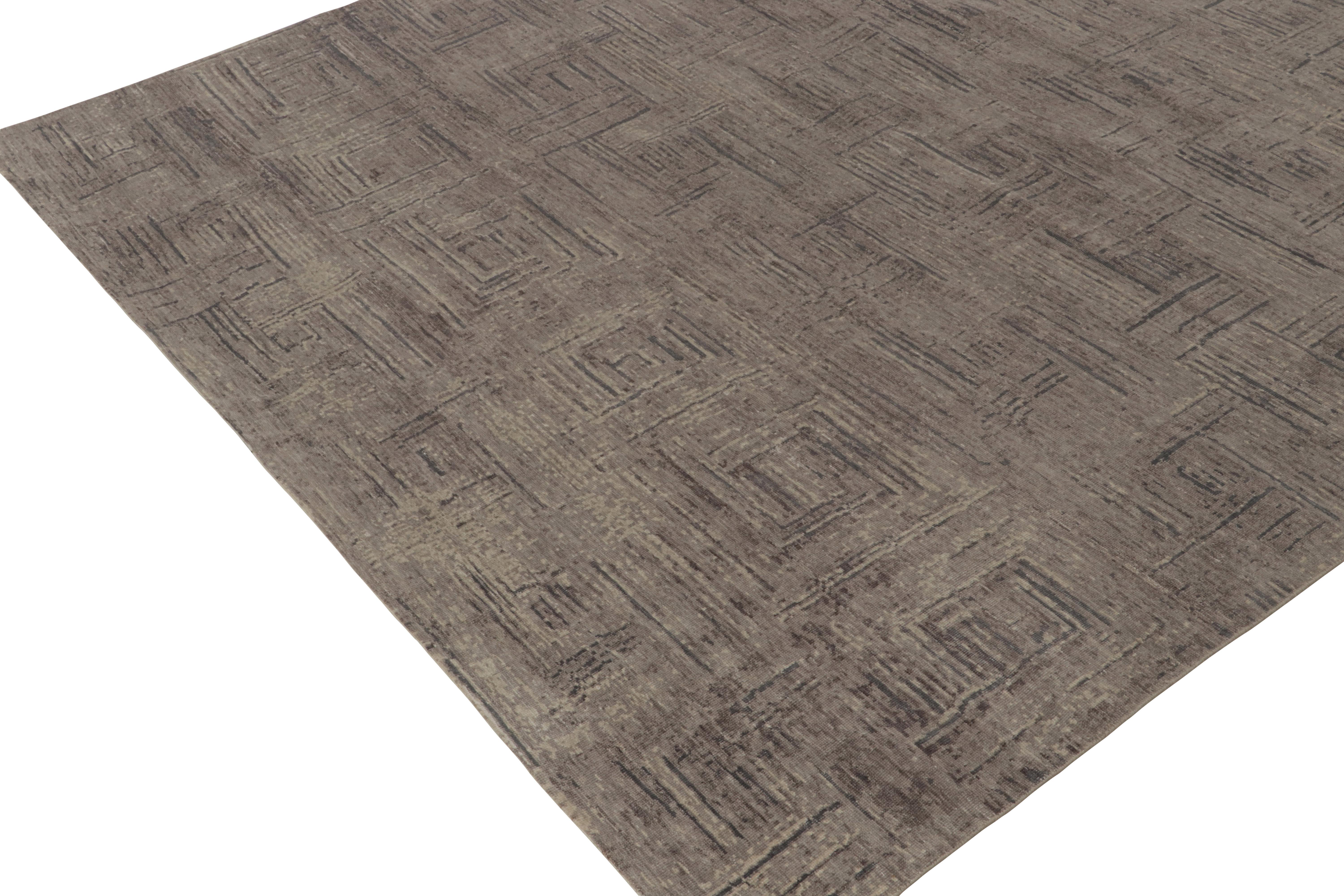 Indiano Rug & Kilim è un tappeto astratto annodato a mano di colore grigio, beige e marrone con motivi geometrici. in vendita