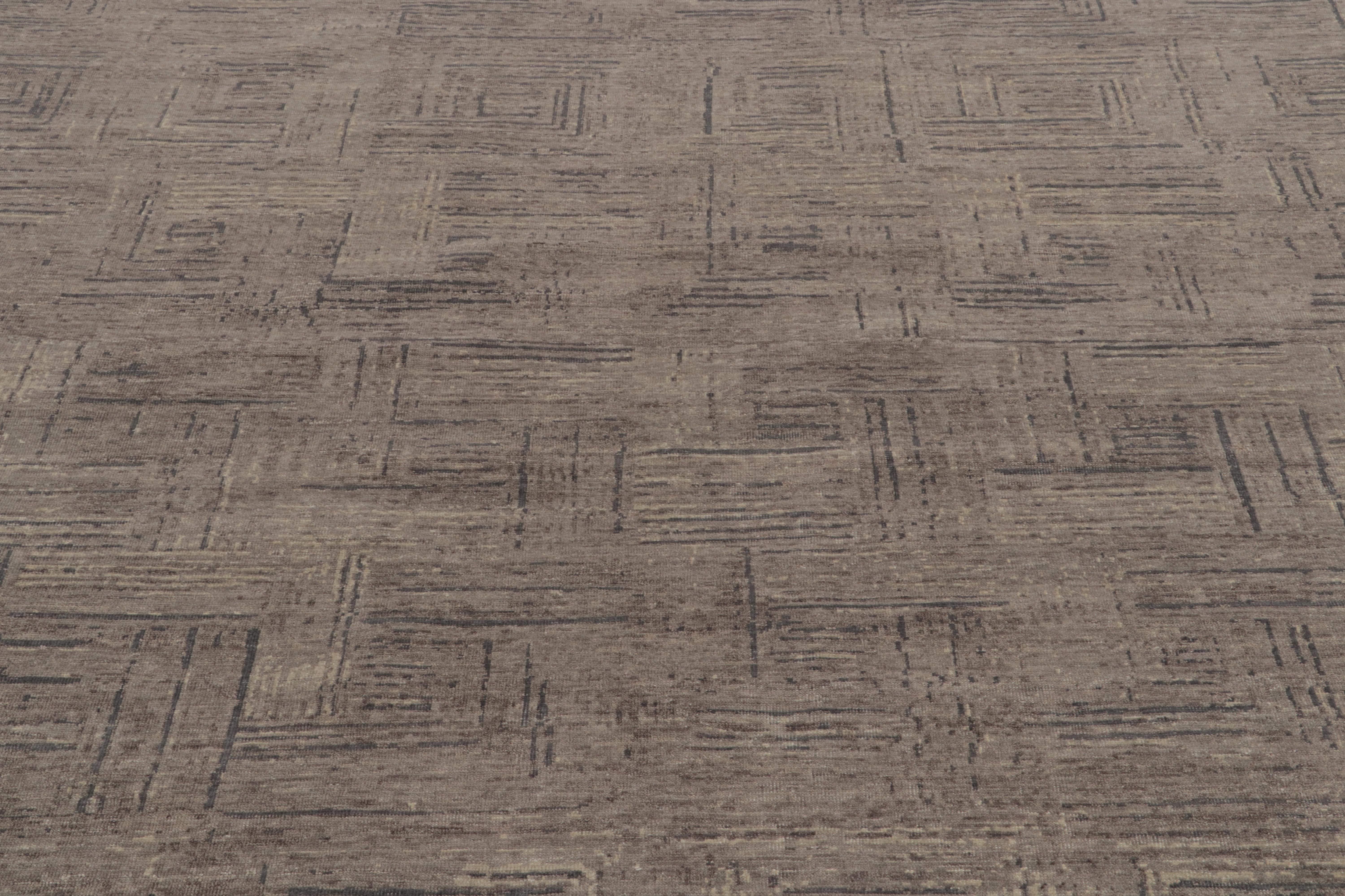 Annodato a mano Rug & Kilim è un tappeto astratto annodato a mano di colore grigio, beige e marrone con motivi geometrici. in vendita