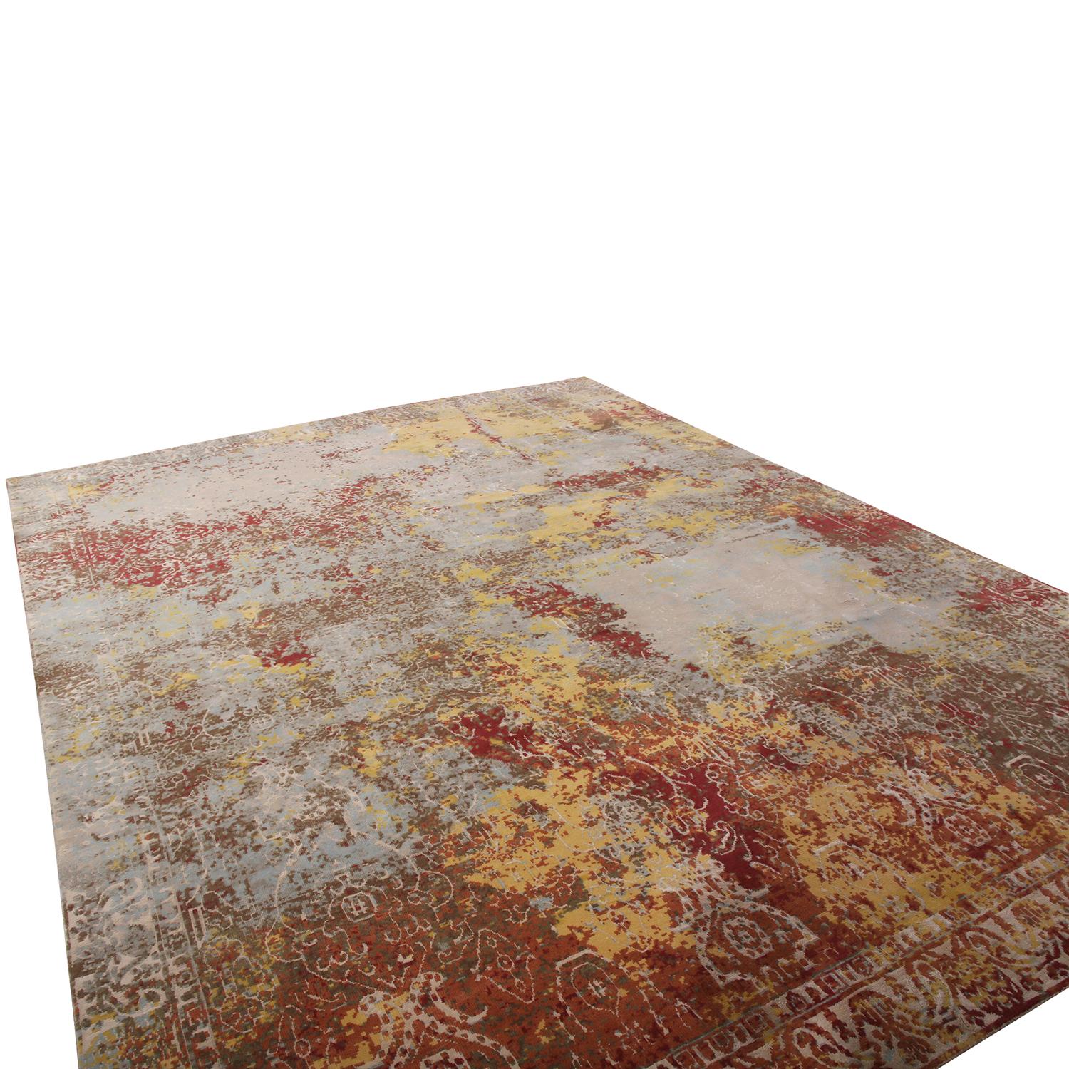 Annodato a mano in lana, questo tappeto contemporaneo in scala 6x11 della collezione Rug & Kilim New & Modern presenta un motivo astratto nei toni del marrone, dell'arancione mandarino e del giallo canarino accostati a tinte blu/grigio che