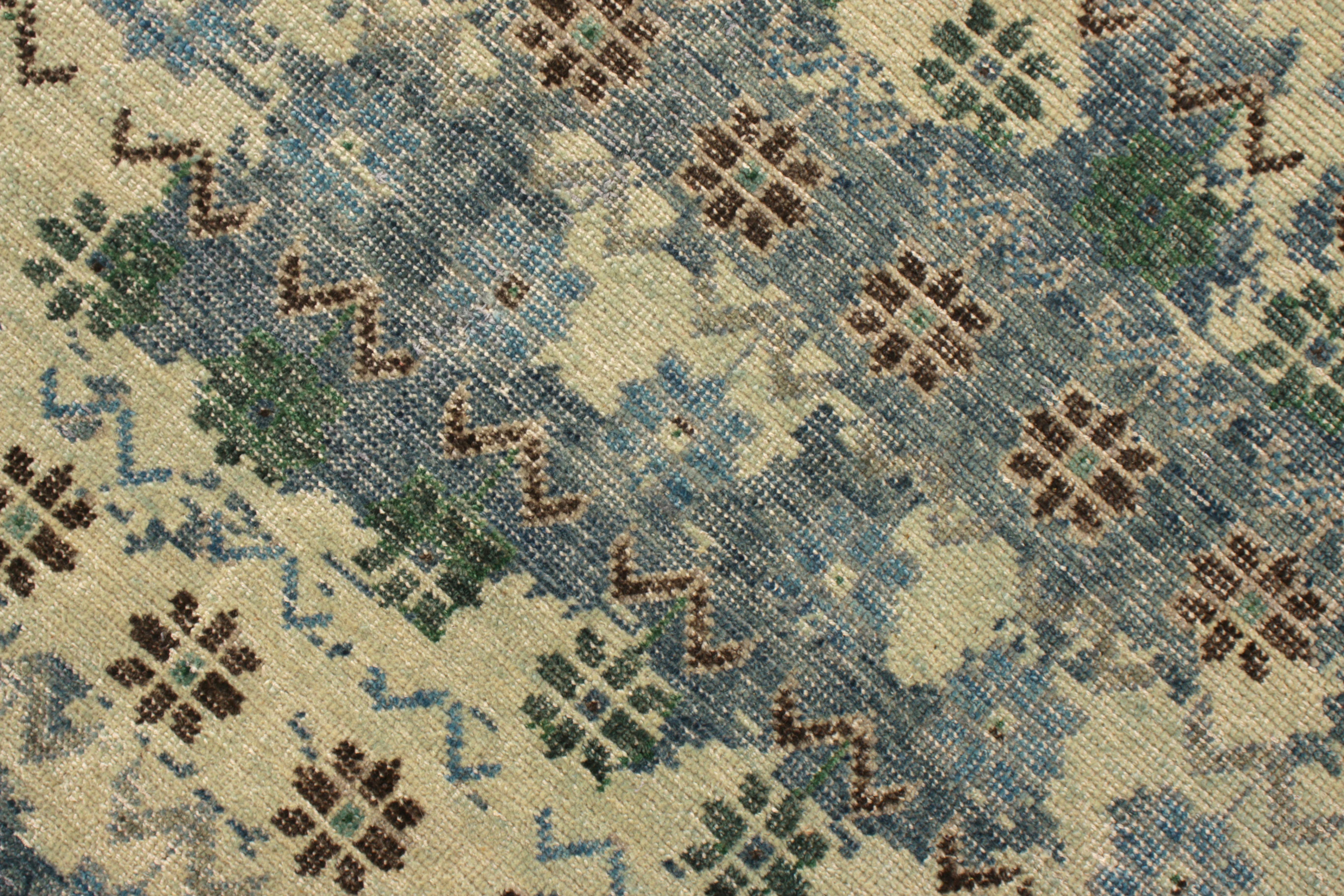 Handgeknüpfter Teppich & Kelim-Teppich im Agra-Stil in Beige und Braun mit Blumenmuster im Distressed-Stil (Indisch) im Angebot
