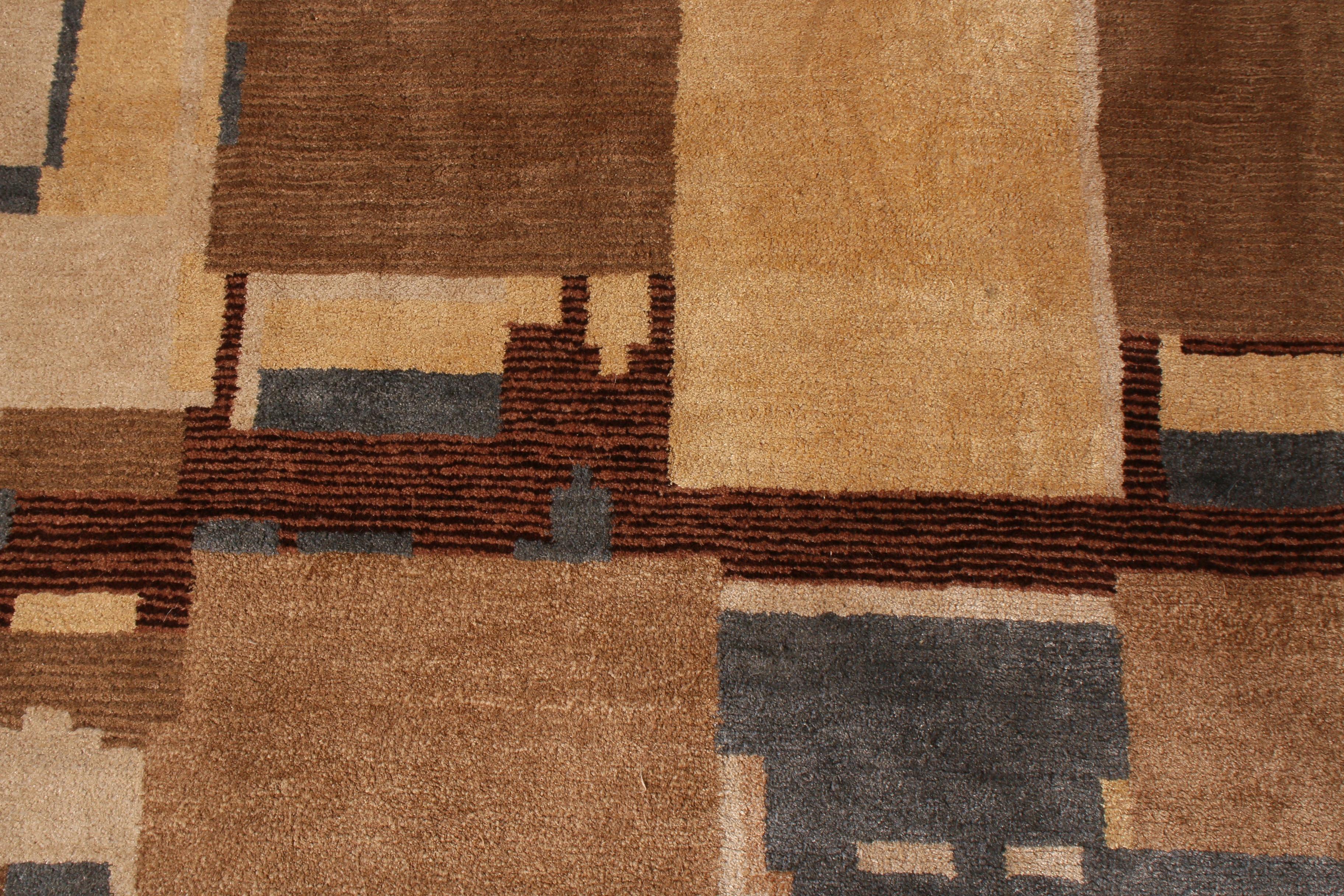 Rug & Kilim's Handgeknüpfter Art Deco Teppich Beige Braun Blau Kubistisch gemustert (Nepalesisch) im Angebot