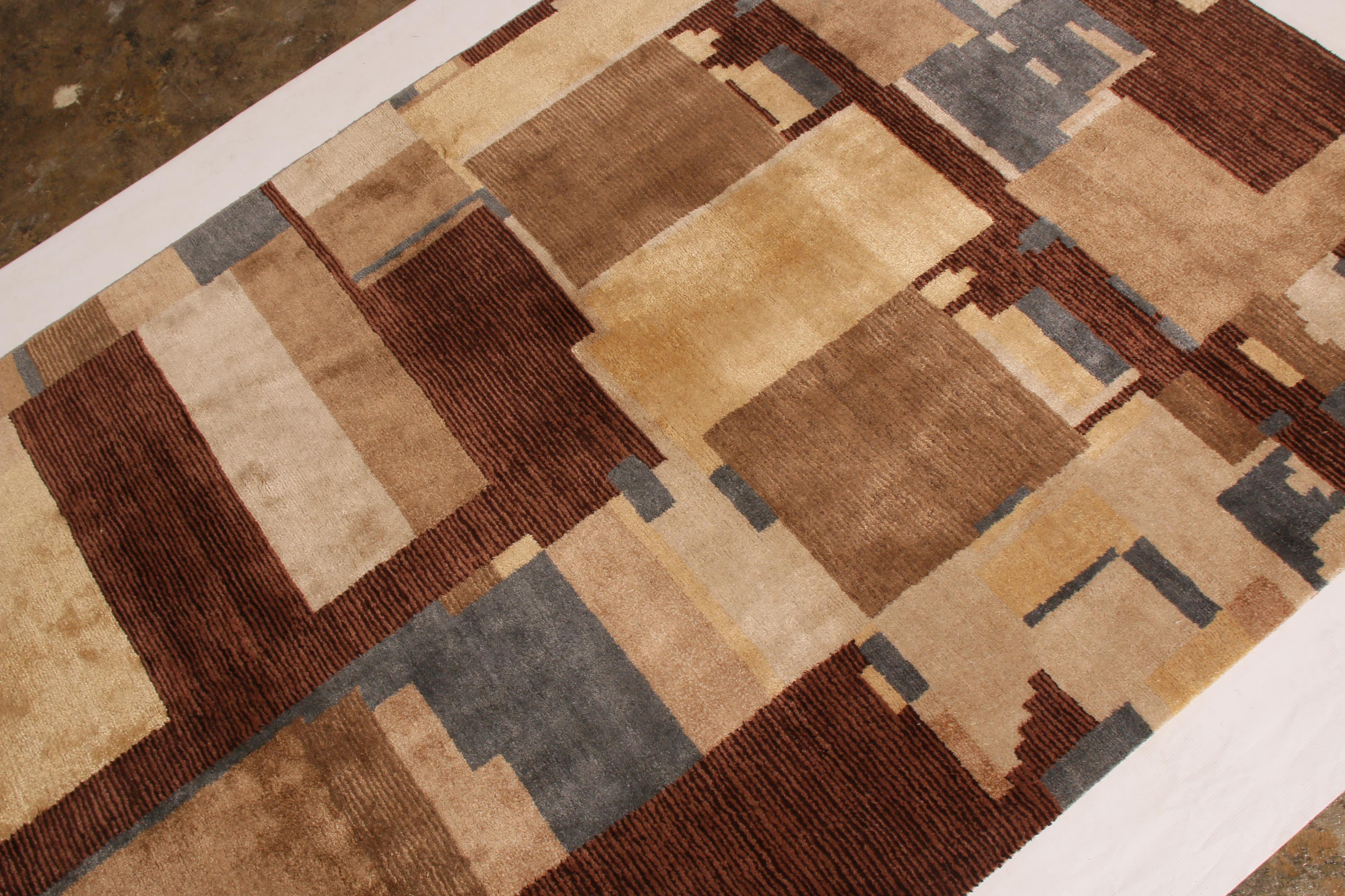Rug & Kilim's Handgeknüpfter Art Deco Teppich Beige Braun Blau Kubistisch gemustert (21. Jahrhundert und zeitgenössisch) im Angebot
