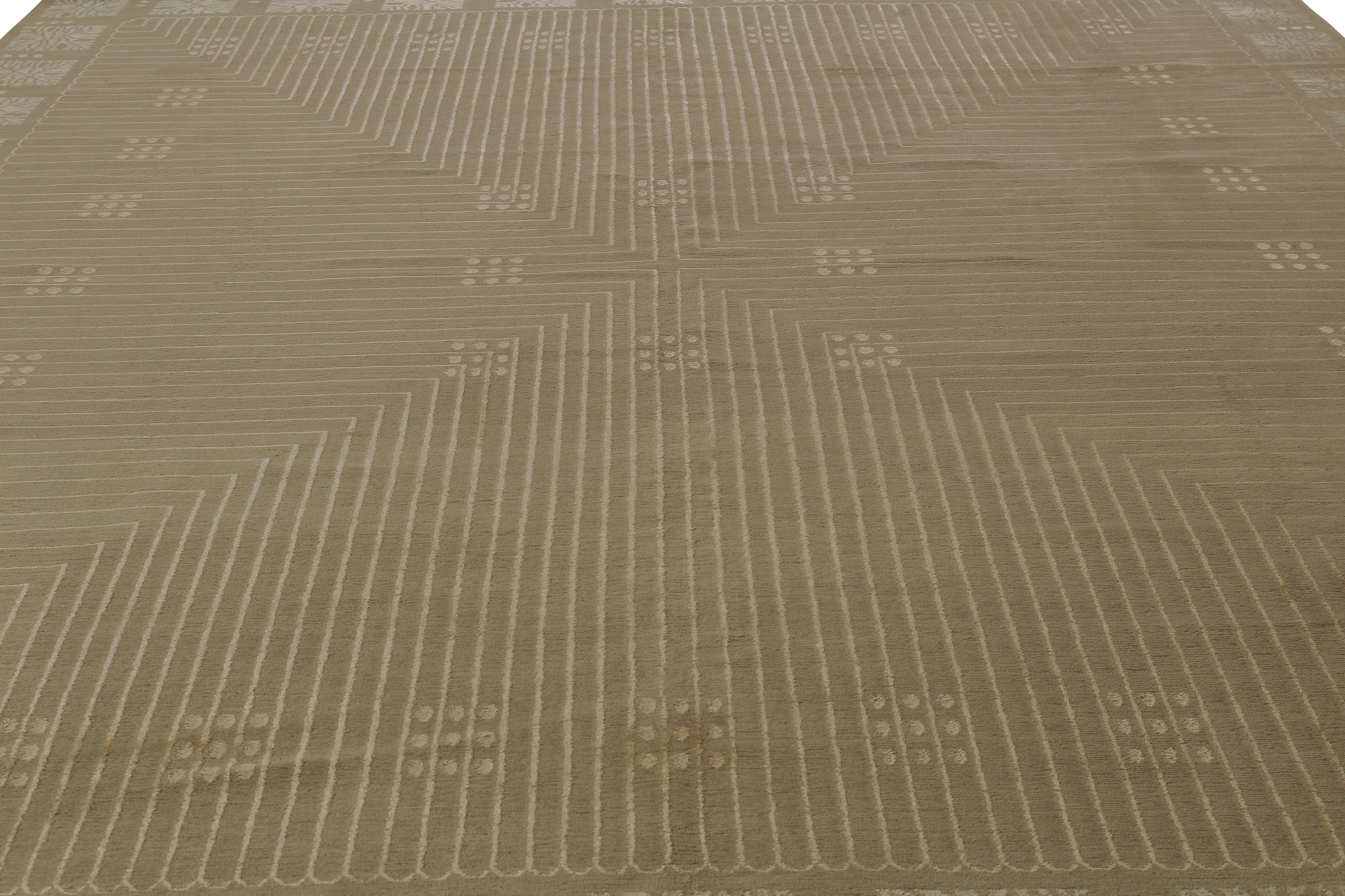 Nepalese Rug & Kilim: Tappeto annodato a mano in stile Art Deco Beige Verde Modello personalizzato in vendita