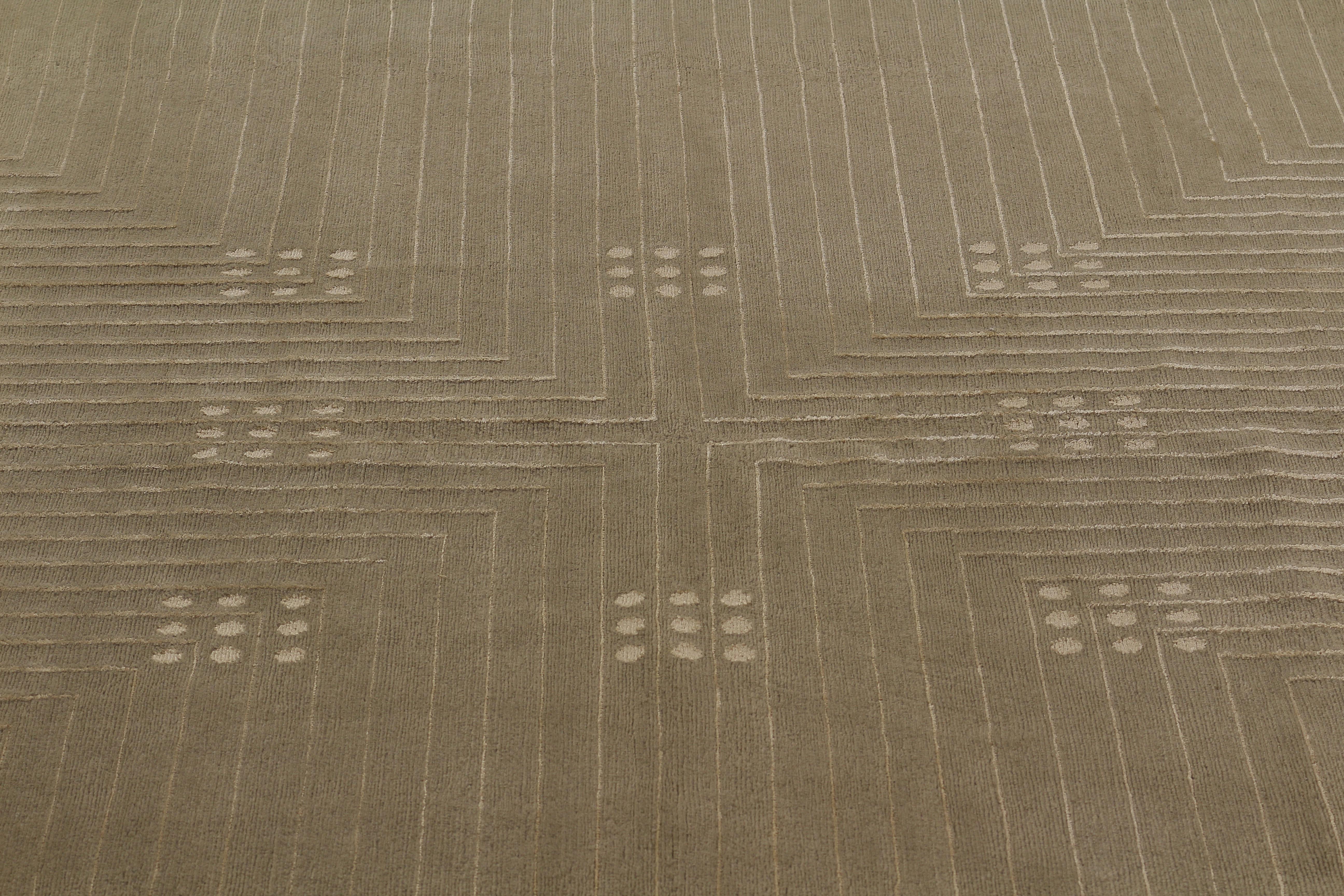 Annodato a mano Rug & Kilim: Tappeto annodato a mano in stile Art Deco Beige Verde Modello personalizzato in vendita