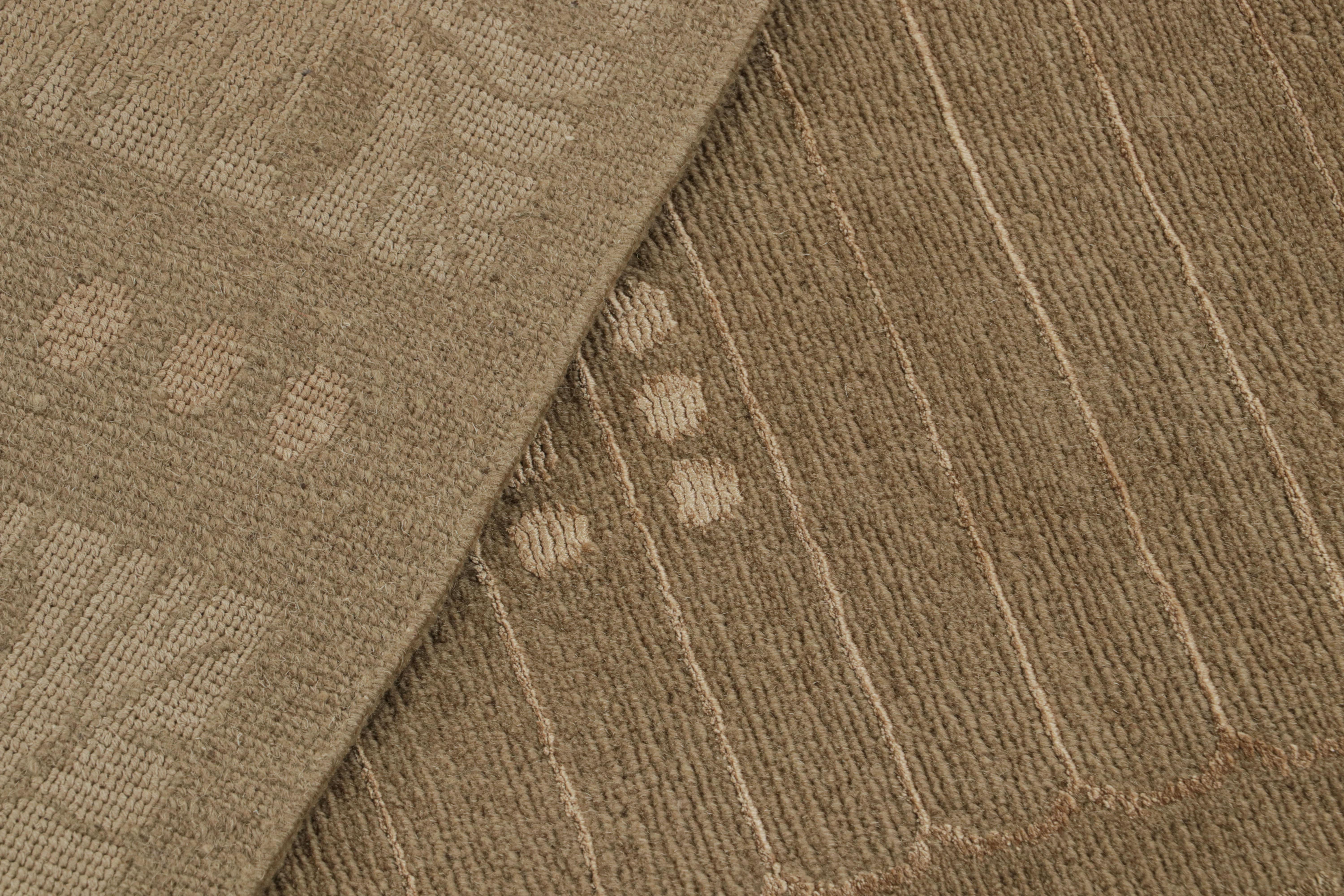 Rug & Kilim's Alfombra anudada a mano estilo Art Déco Beige Verde Diseño personalizado finales del siglo XX en venta