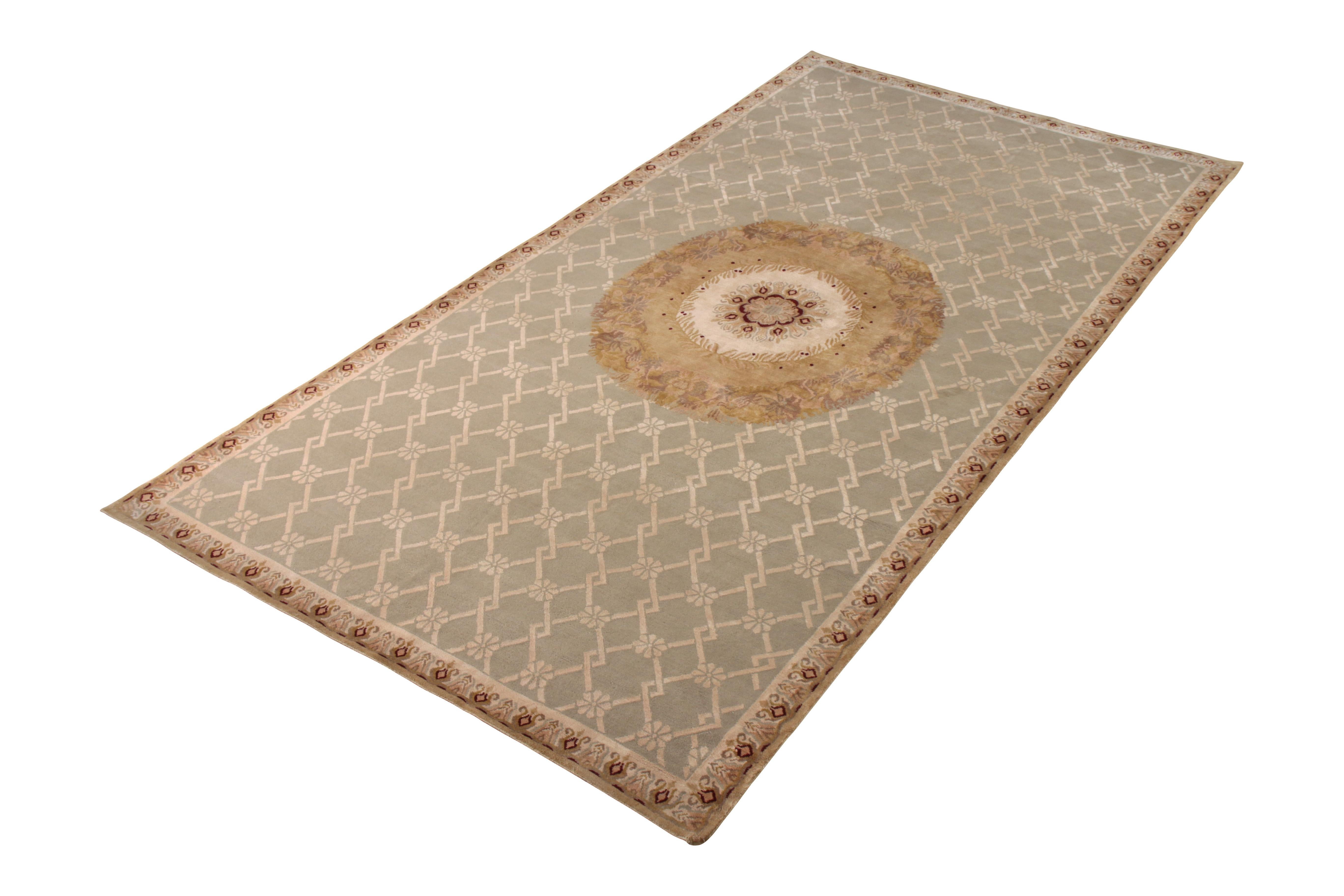 Noué à la main dans un mélange de laine et de soie, ce tapis de format galerie 6 x 12 vient s'ajouter à la collection de tapis européens de Rug & Kilim. Il s'inspire d'un tapis français d'Aubusson du XVIIIe siècle, qui présente un élégant motif en
