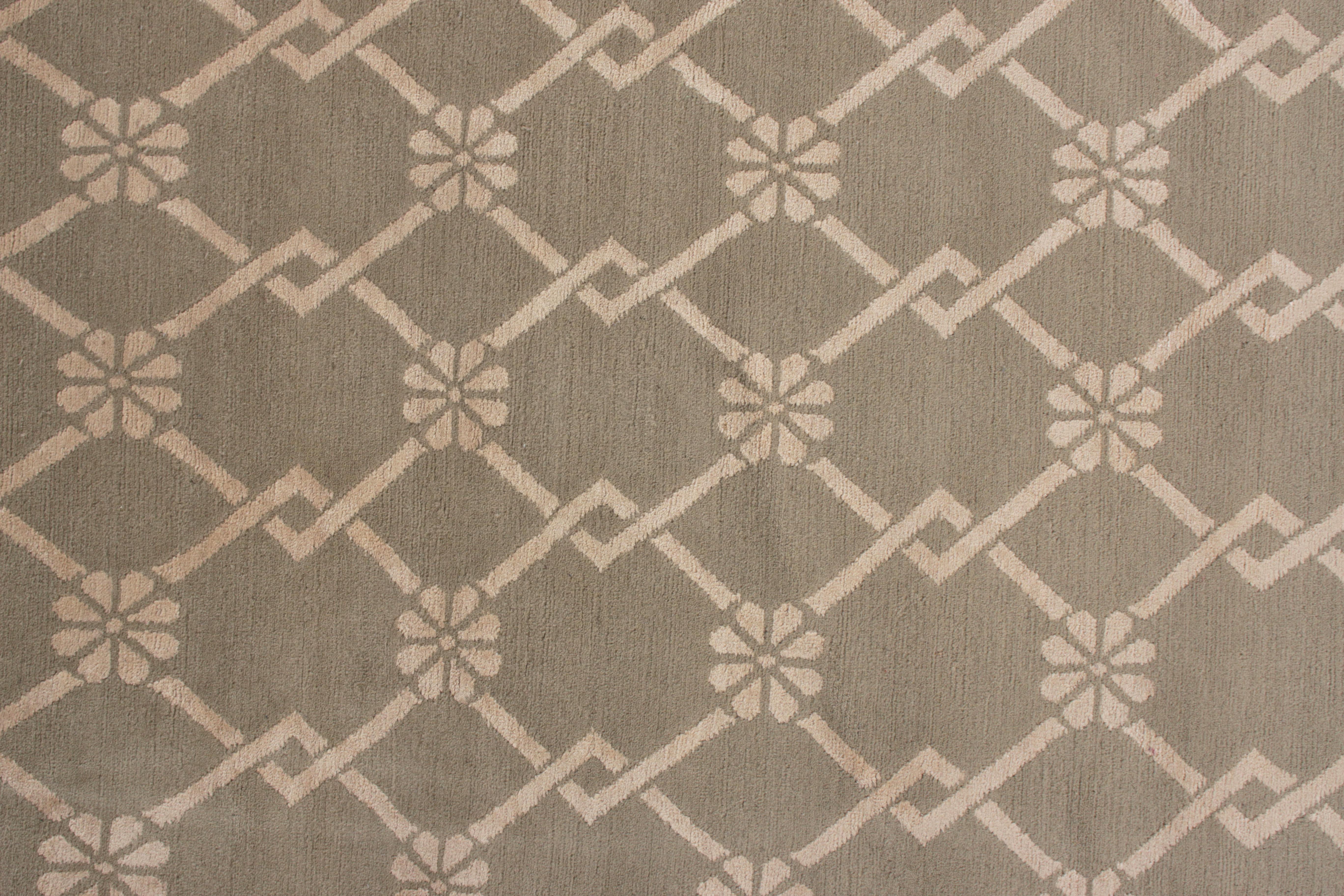 Art déco Rug & Kilim's Tapis noué à la main de style Aubusson à motif de médaillon beige-brun en vente