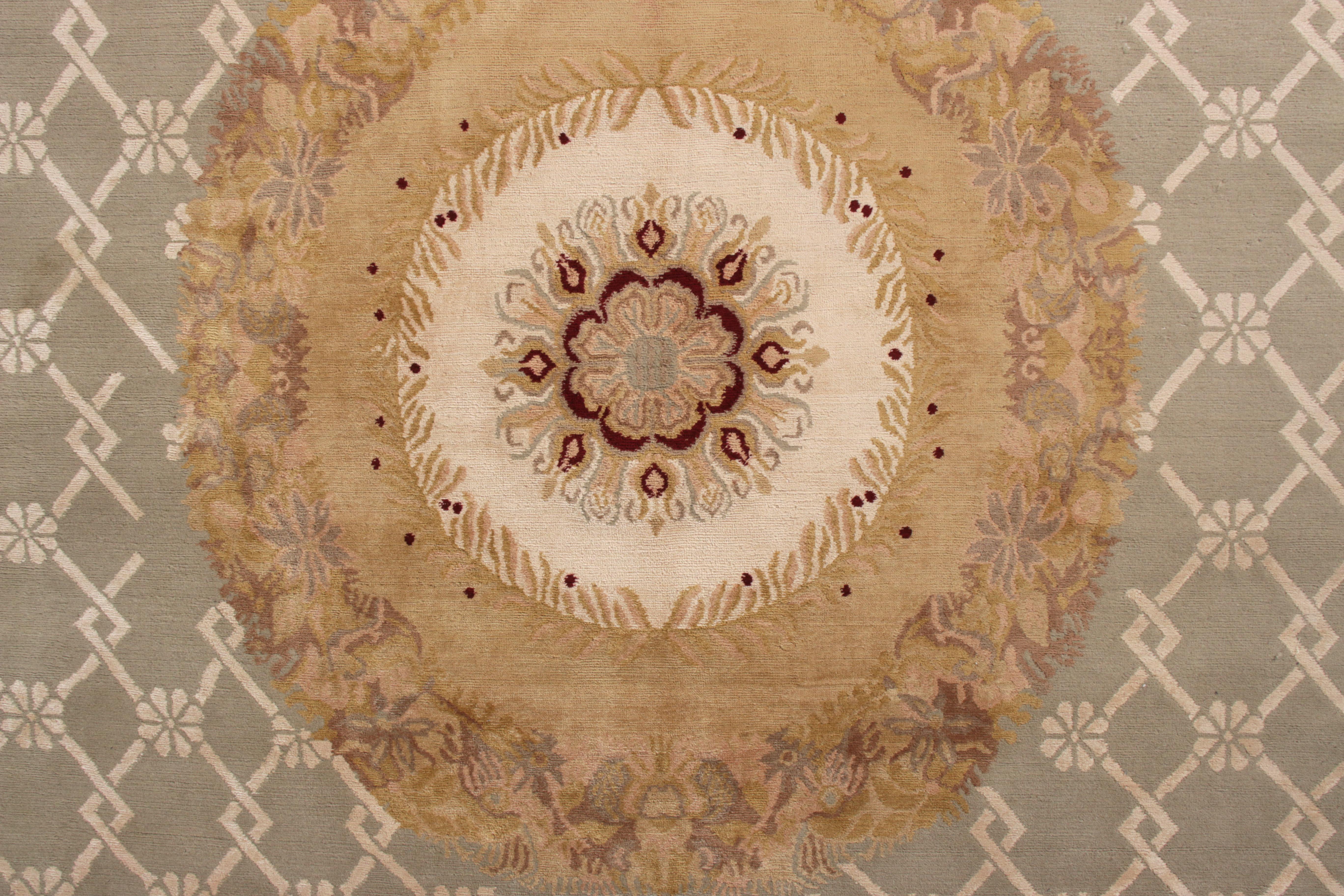 Népalais Rug & Kilim's Tapis noué à la main de style Aubusson à motif de médaillon beige-brun en vente