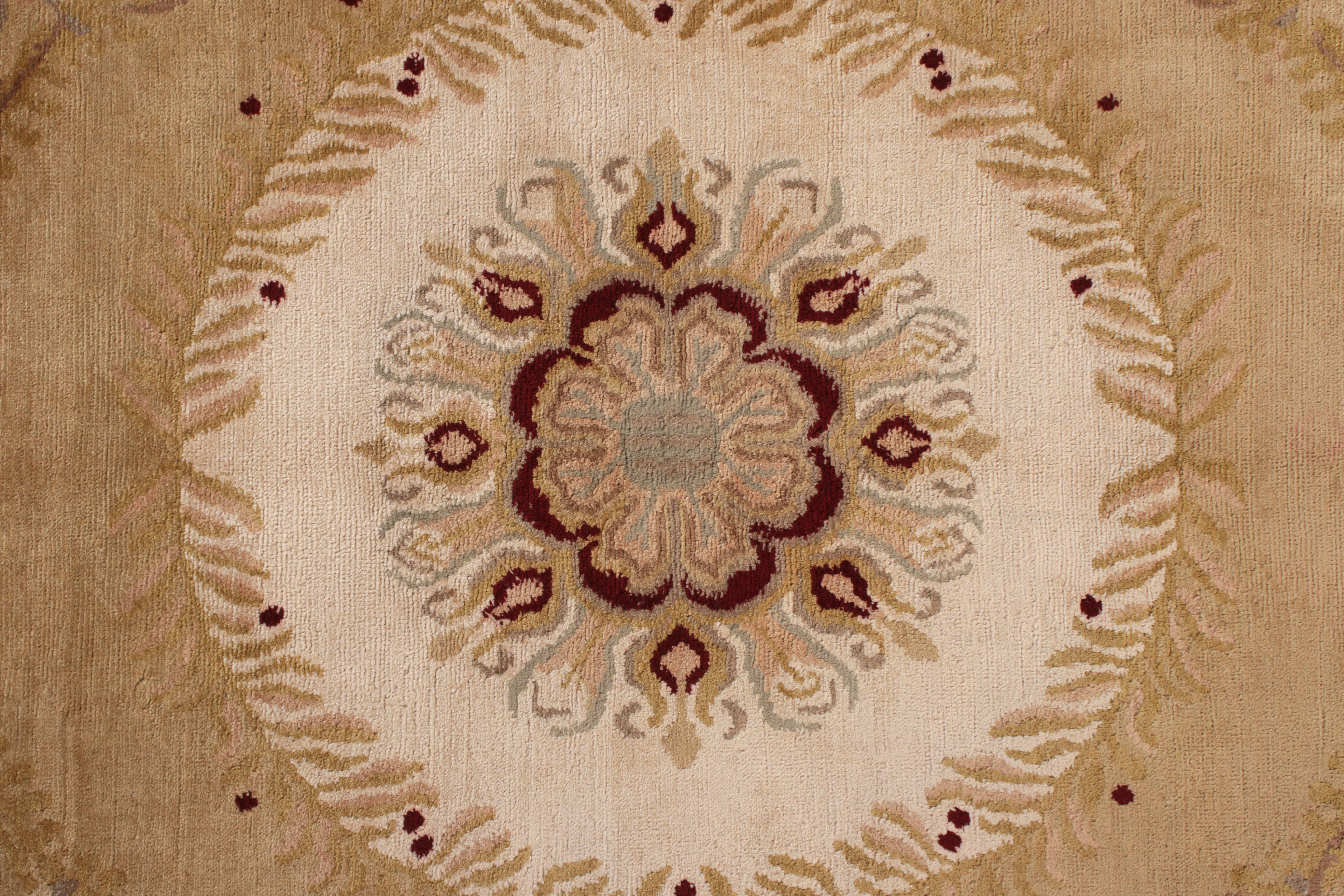 Noué à la main Rug & Kilim's Tapis noué à la main de style Aubusson à motif de médaillon beige-brun en vente