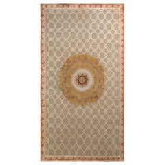 Rug & Kilim è un tappeto in stile Aubusson annodato a mano con motivo a medaglione beige-marrone