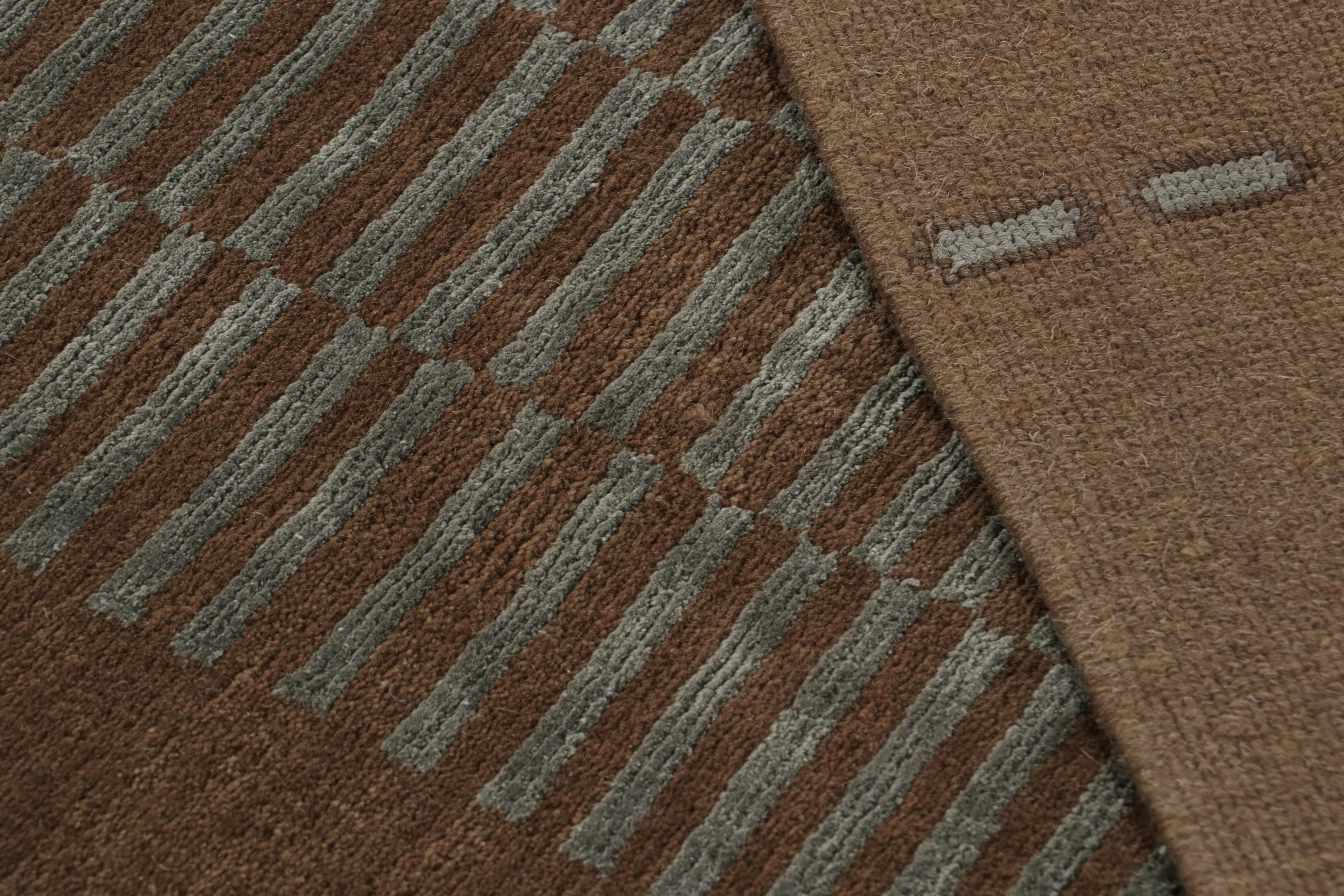 XXI secolo e contemporaneo Rug & Kilim è un tappeto austriaco in stile Art Deco annodato a mano, di colore marrone e blu. in vendita