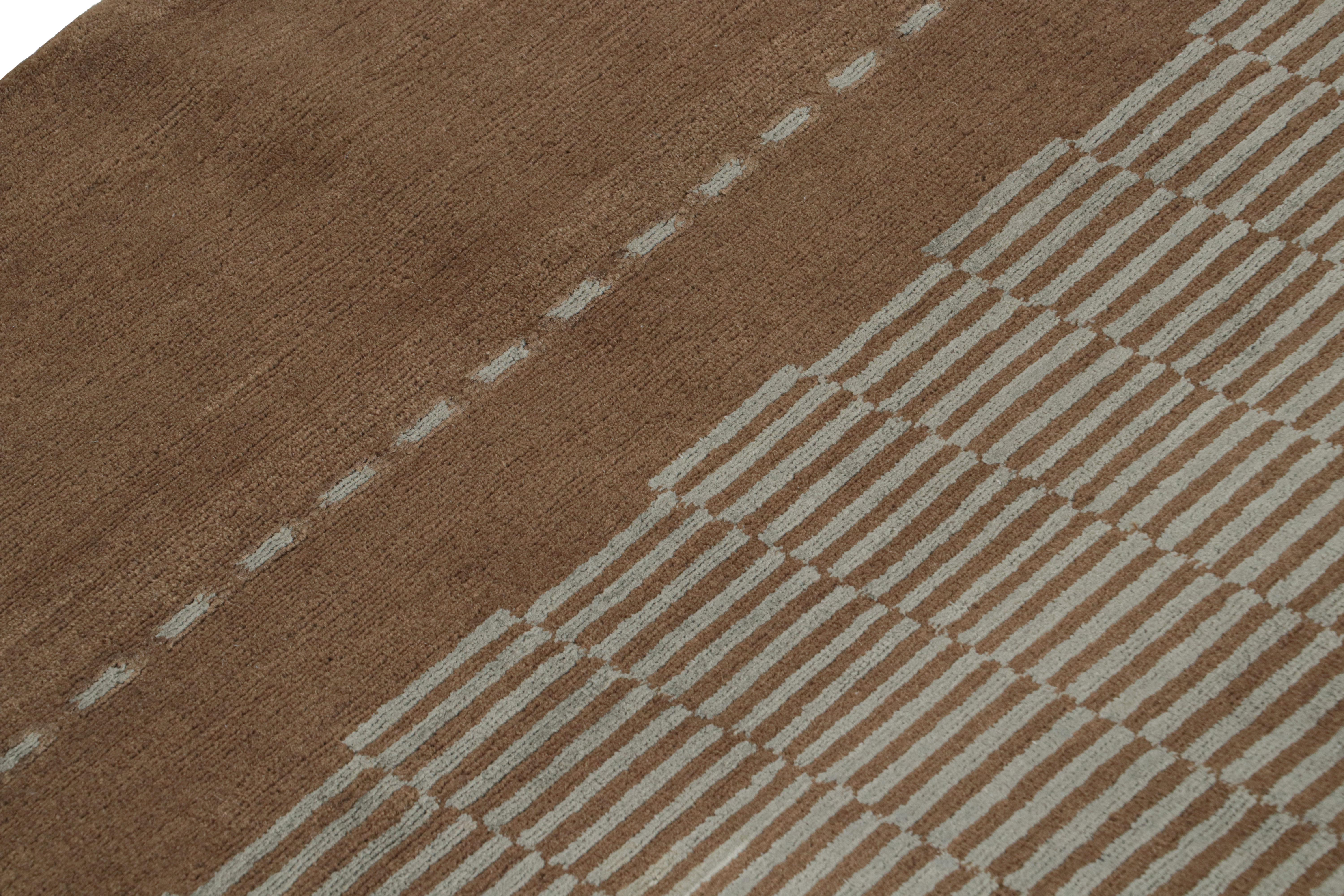 Annodato a mano Rug & Kilim è un tappeto austriaco in stile Art Deco annodato a mano, di colore marrone e blu. in vendita