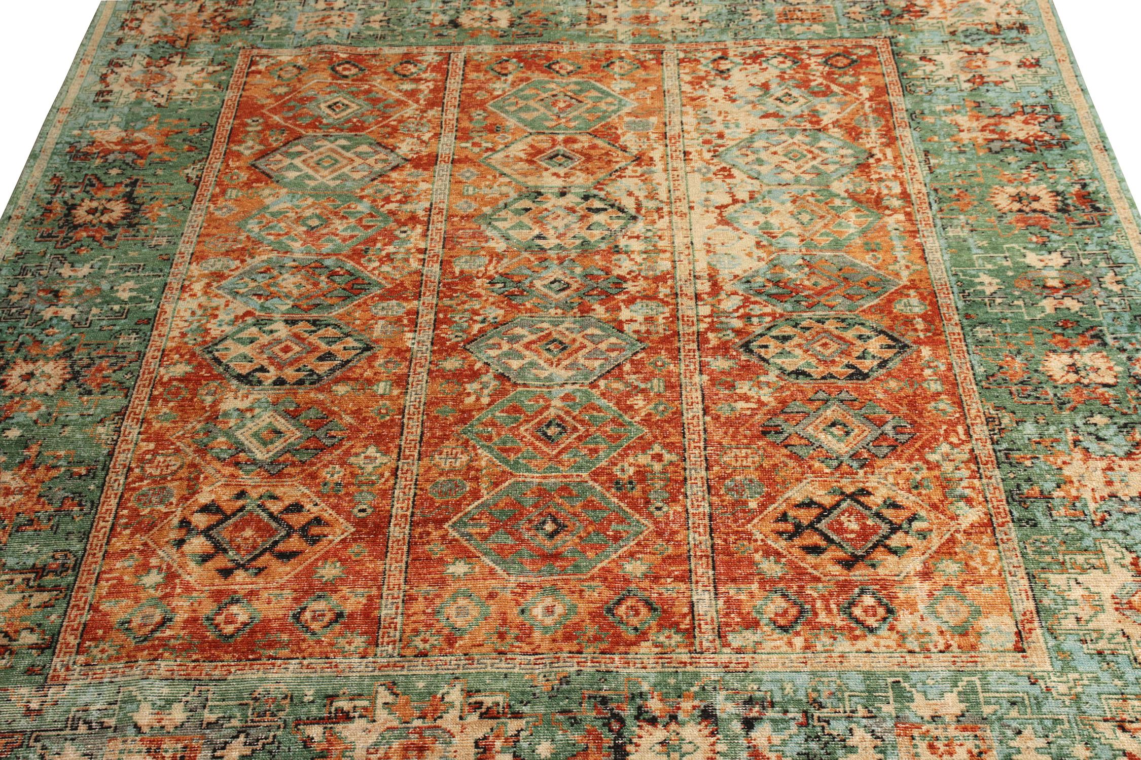 Altro Rug & Kilim è un tappeto annodato a mano con motivo geometrico classico e colore verde arancione. in vendita