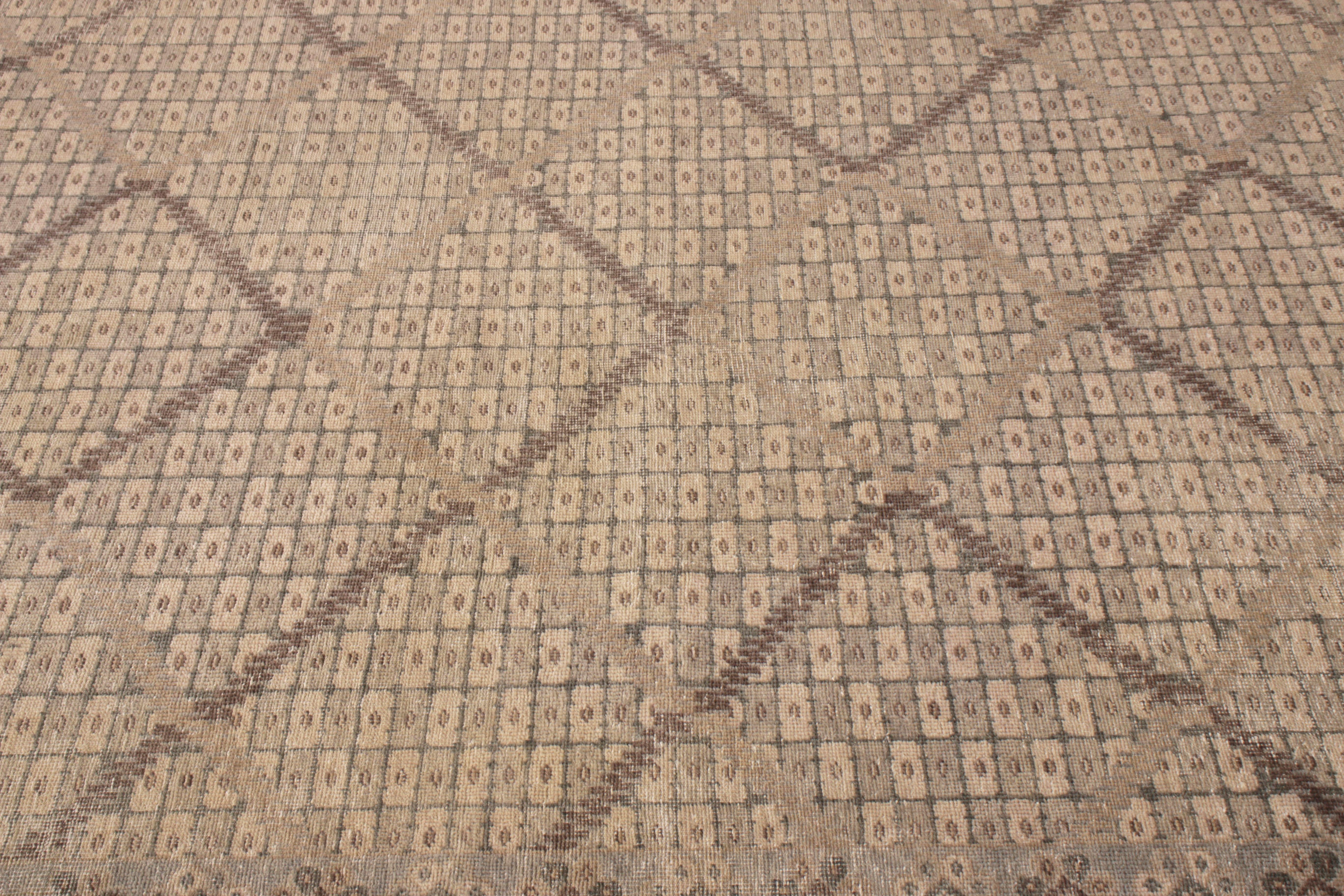 Rustico Rug & Kilim è un tappeto classico annodato a mano, di colore beige-marrone e blu. in vendita