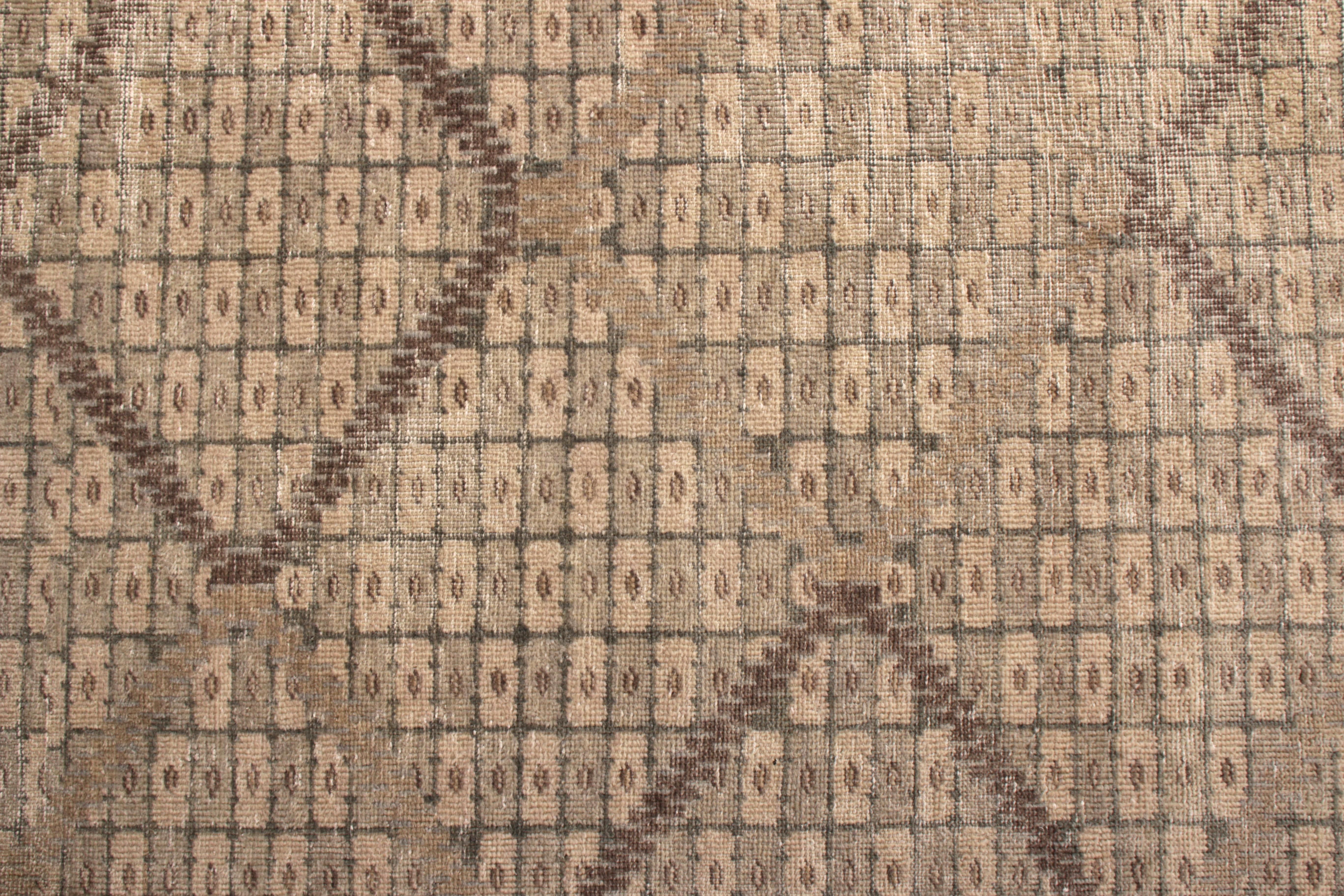 Indiano Rug & Kilim è un tappeto classico annodato a mano, di colore beige-marrone e blu. in vendita