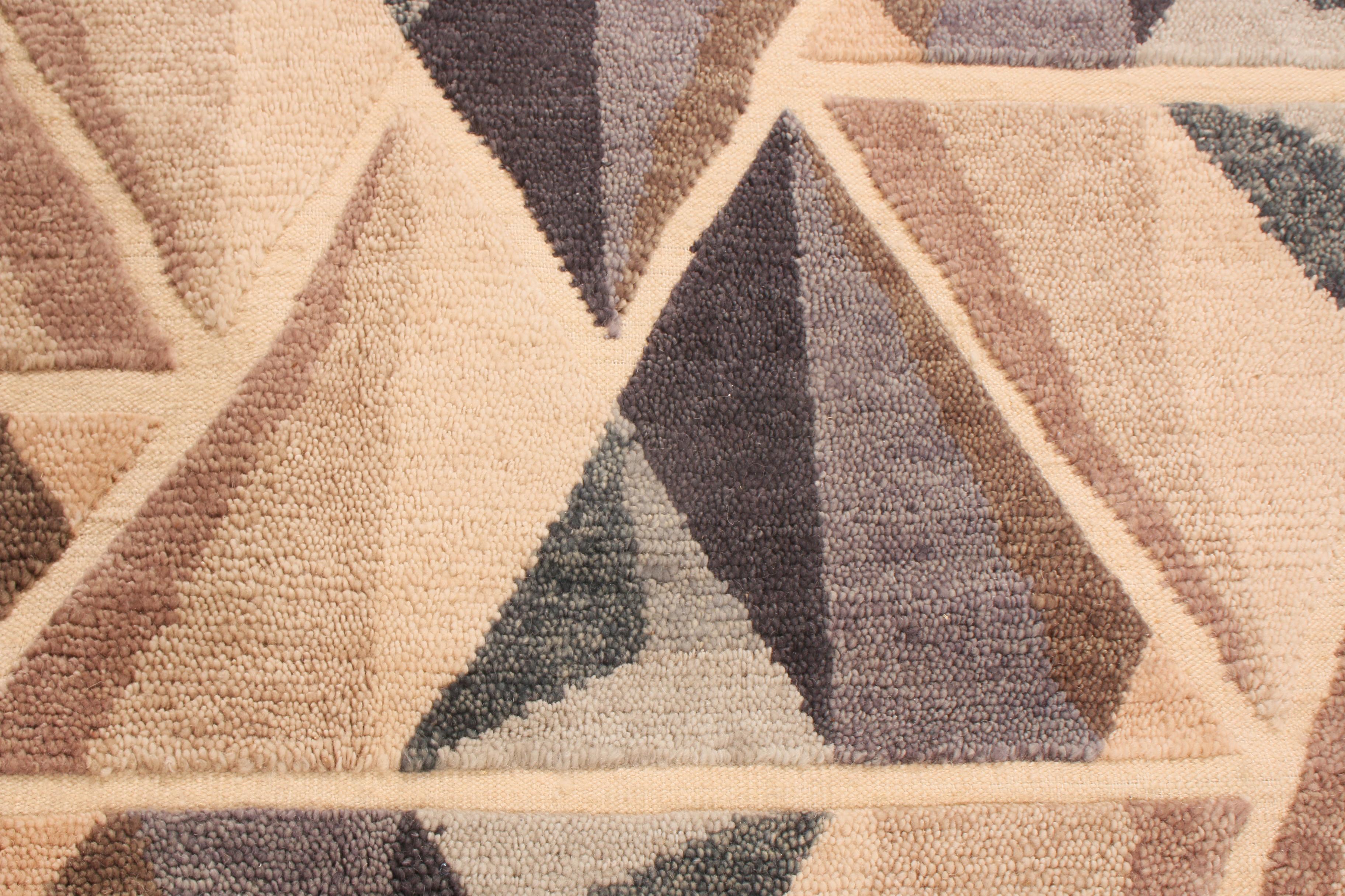 Annodato a mano Rug & Kilim è un tappeto geometrico contemporaneo in lana beige e grigio, annodato a mano. in vendita