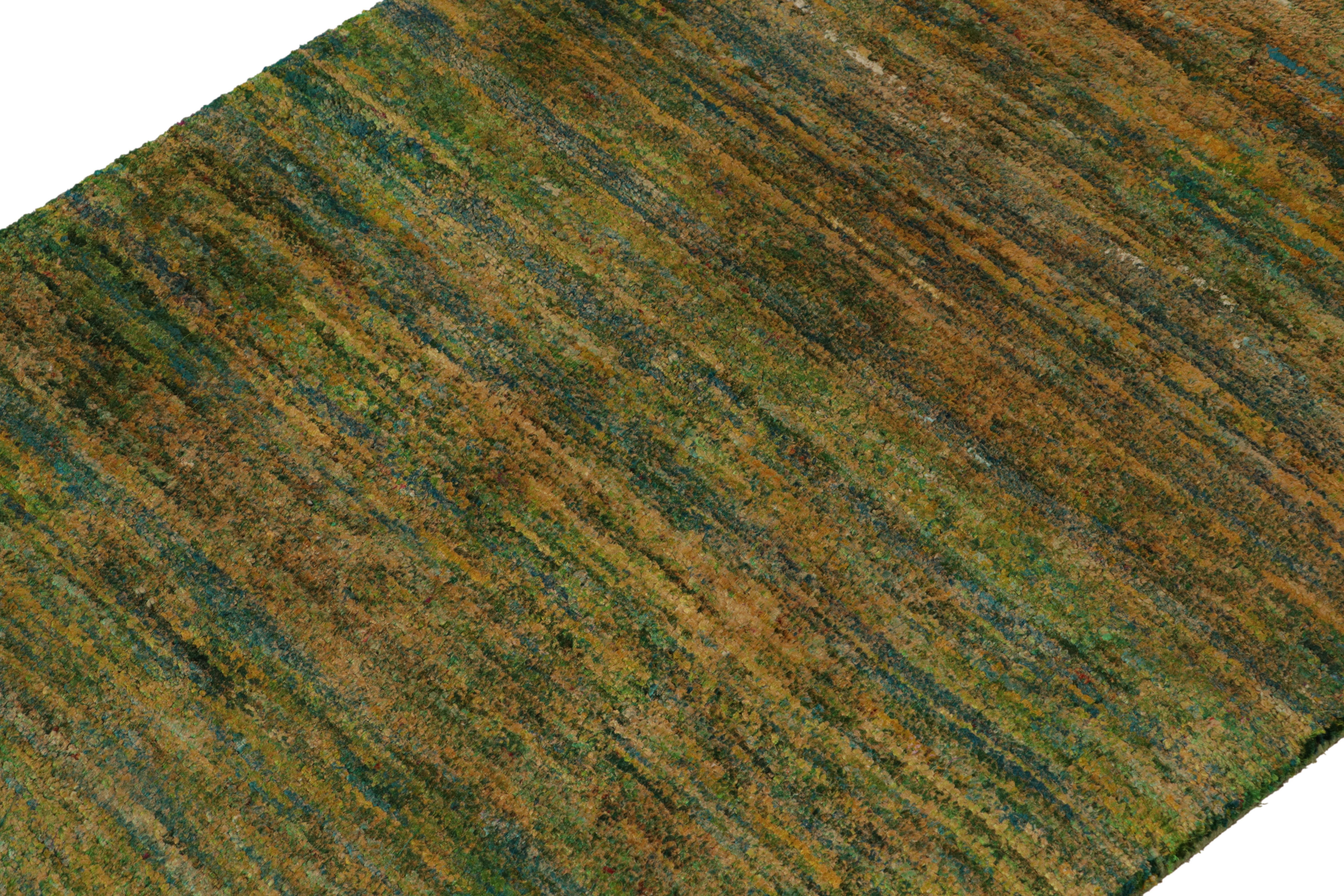 Annodato a mano Rug & Kilim è un tappeto contemporaneo annodato a mano di colore verde e oro. in vendita