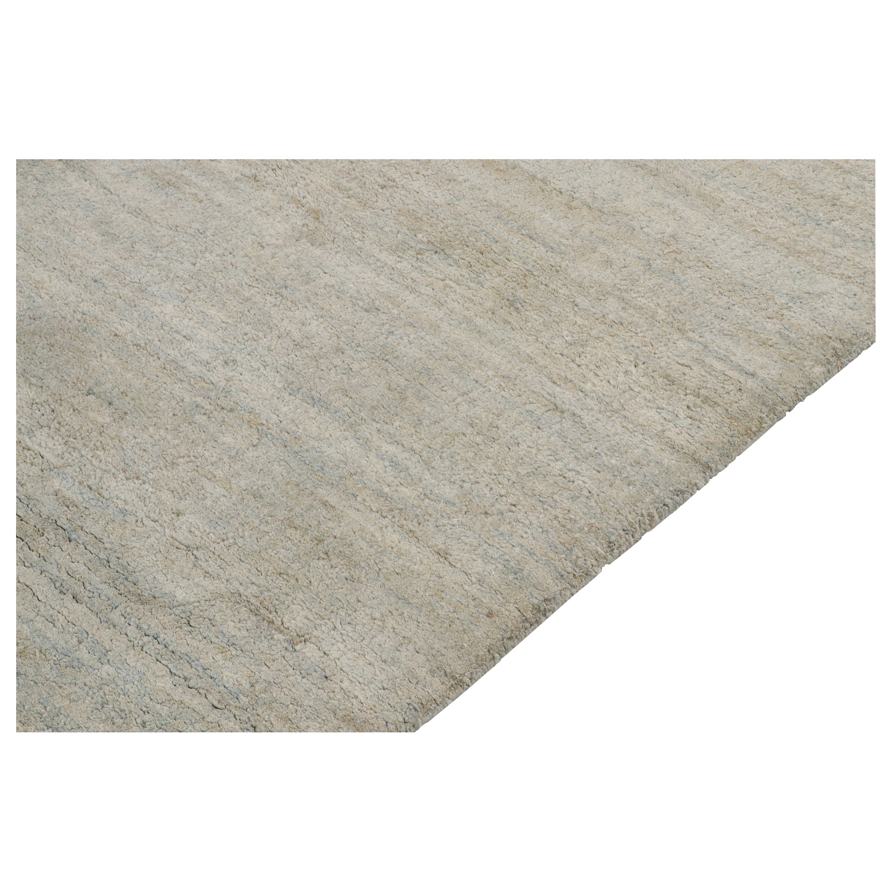 Rug & Kilim präsentiert seine raffinierte Interpretation moderner Ästhetik mit diesem eleganten, unifarbenen grauen Teppich in quadratischer Form aus unserer Texture of Color Collection. Das zeitgenössische Stück erfreut sich einer ausgereiften