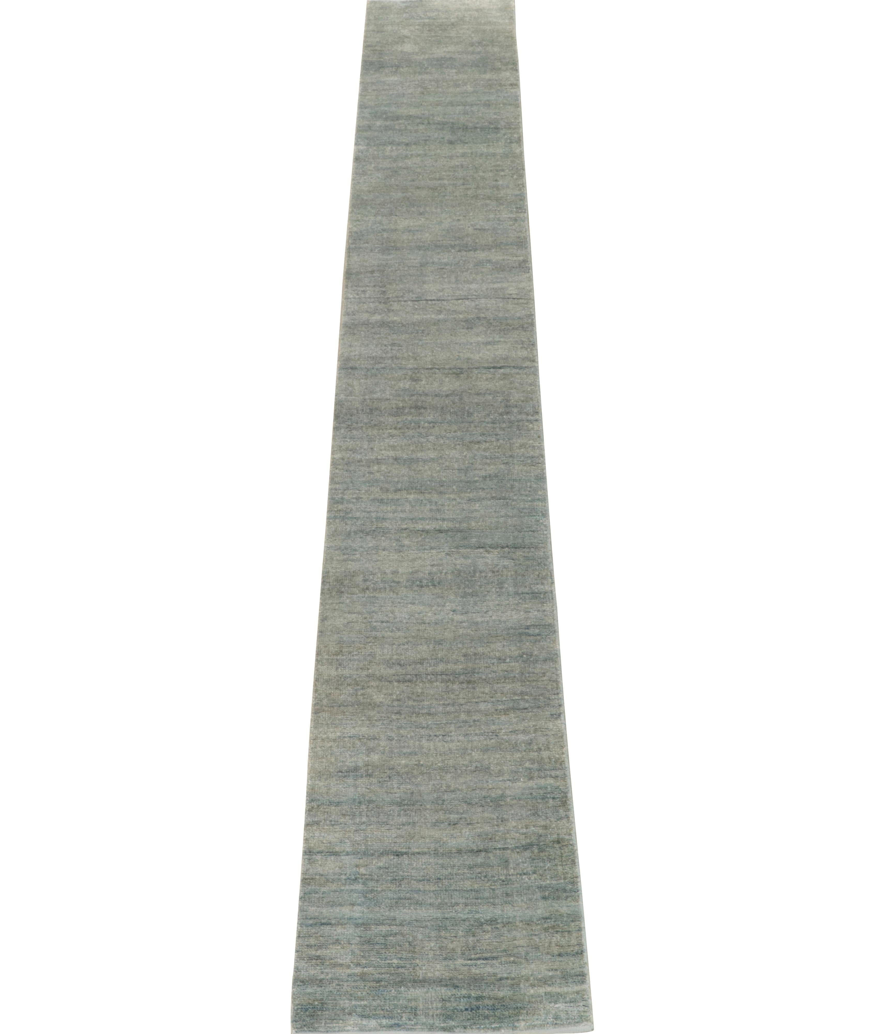 Moderno Rug & Kilim è un runner contemporaneo annodato a mano con semplici striature blu e grigie. in vendita