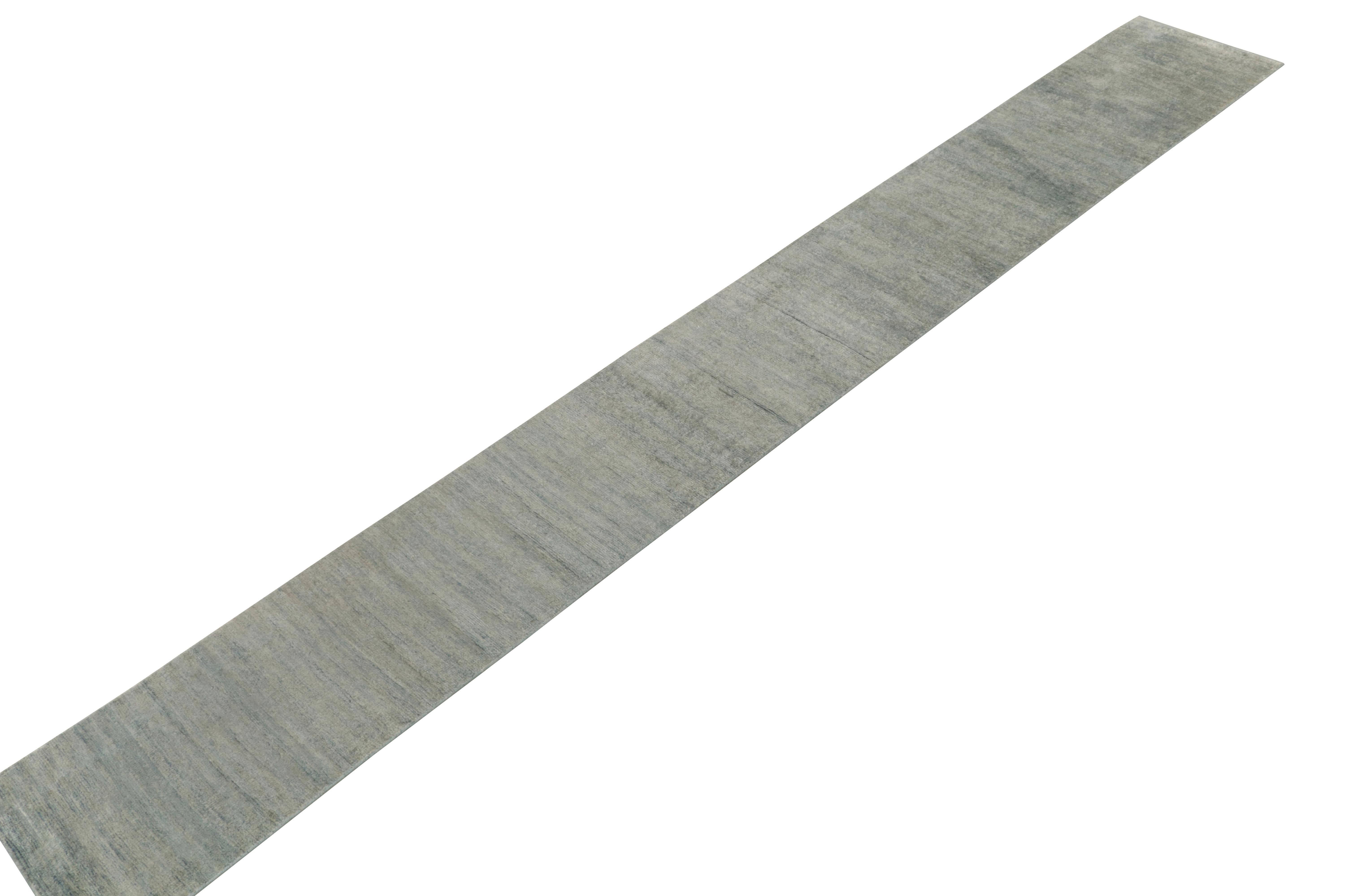 Indiano Rug & Kilim è un runner contemporaneo annodato a mano con semplici striature blu e grigie. in vendita