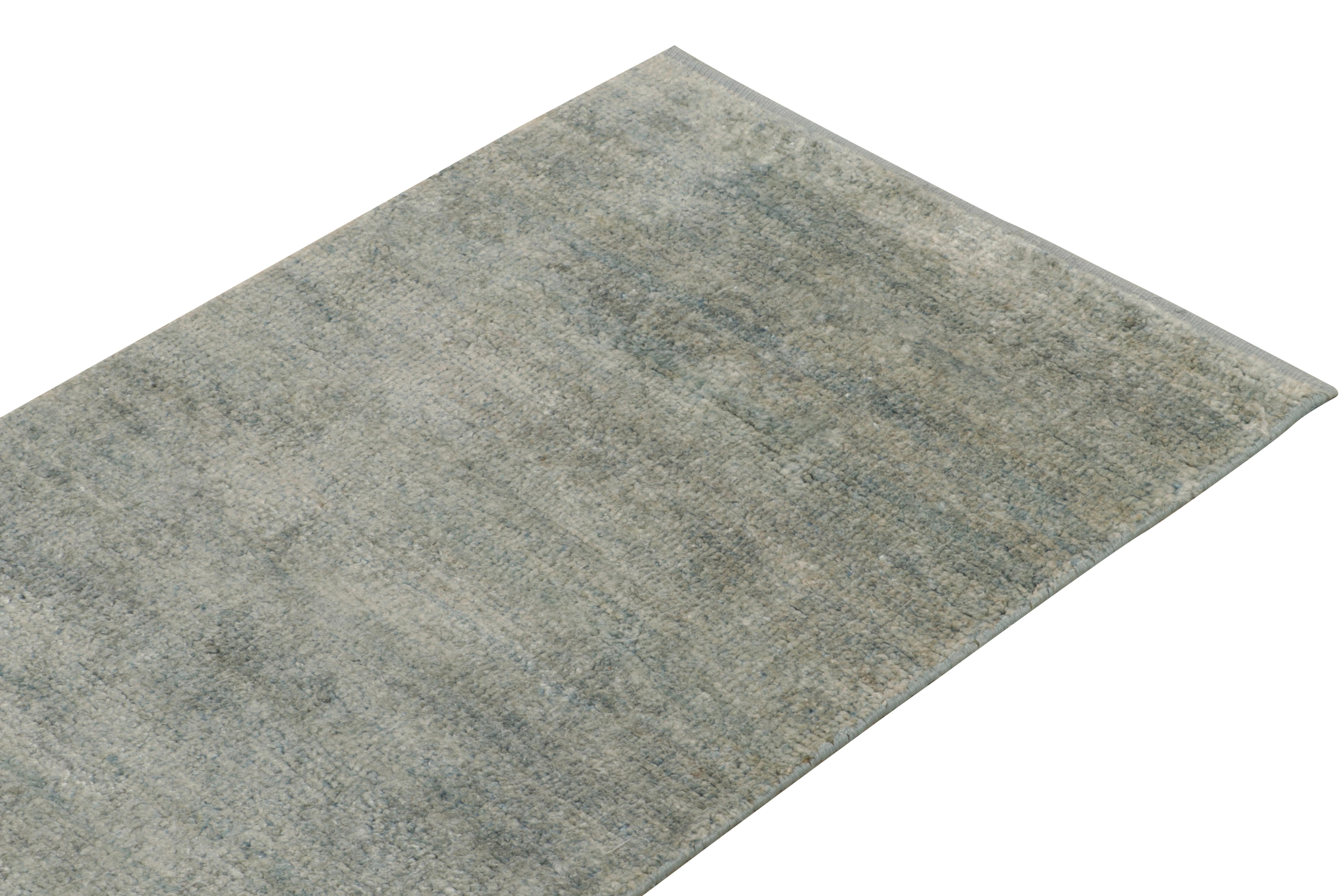 Annodato a mano Rug & Kilim è un runner contemporaneo annodato a mano con semplici striature blu e grigie. in vendita