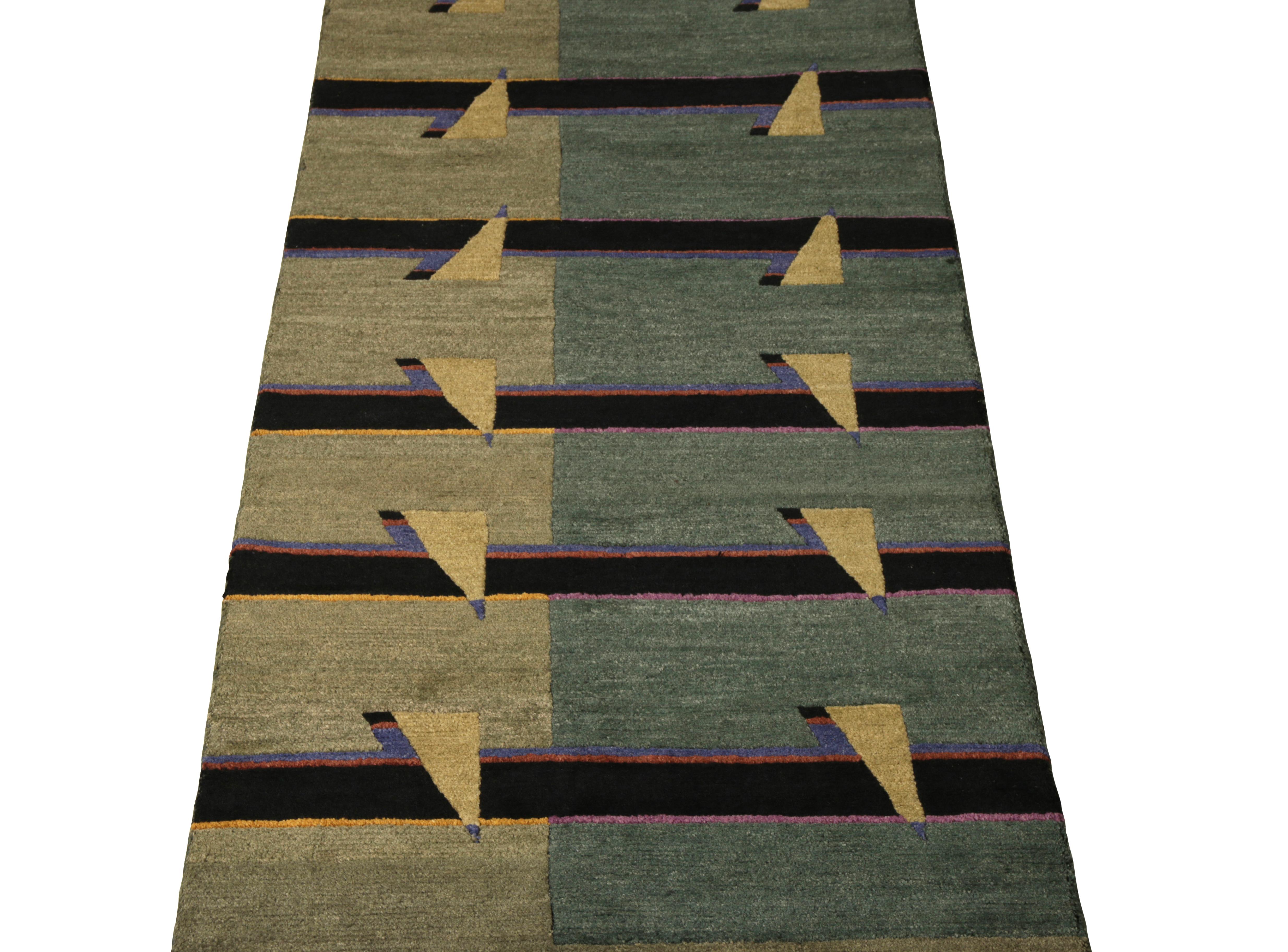 Noué à la main en laine et issu de la collection de tapis New & Kilim, ce chemin de table moderne 3x12 s'inspire des principes du design cubiste pour créer un motif rayé chic et accueillant, avec des teintes de vert, de noir et de bleu qui lui