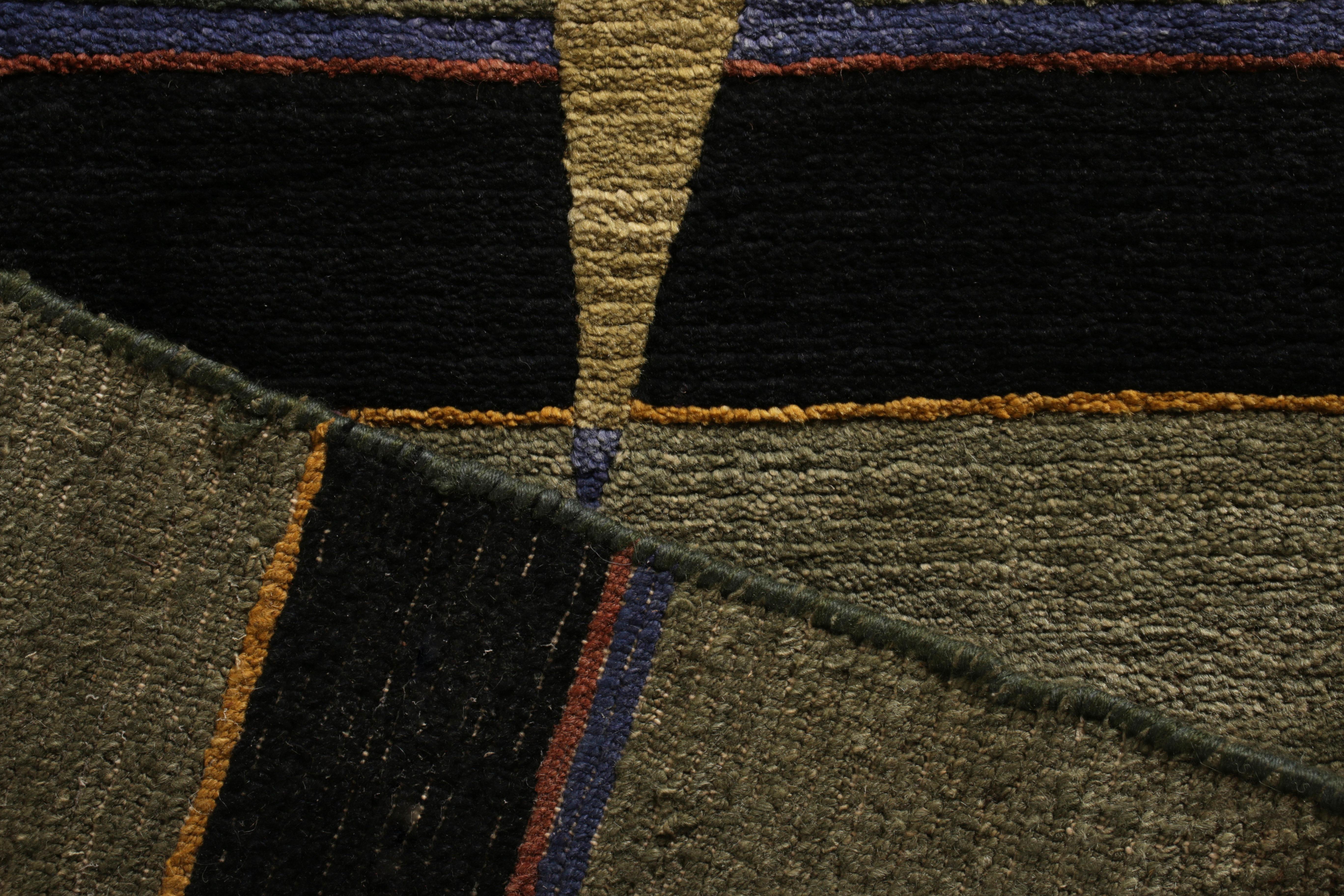 Noué à la main Tapis de course cubiste noué à la main par Rug & Kilim, à motif rayé vert et noir en vente