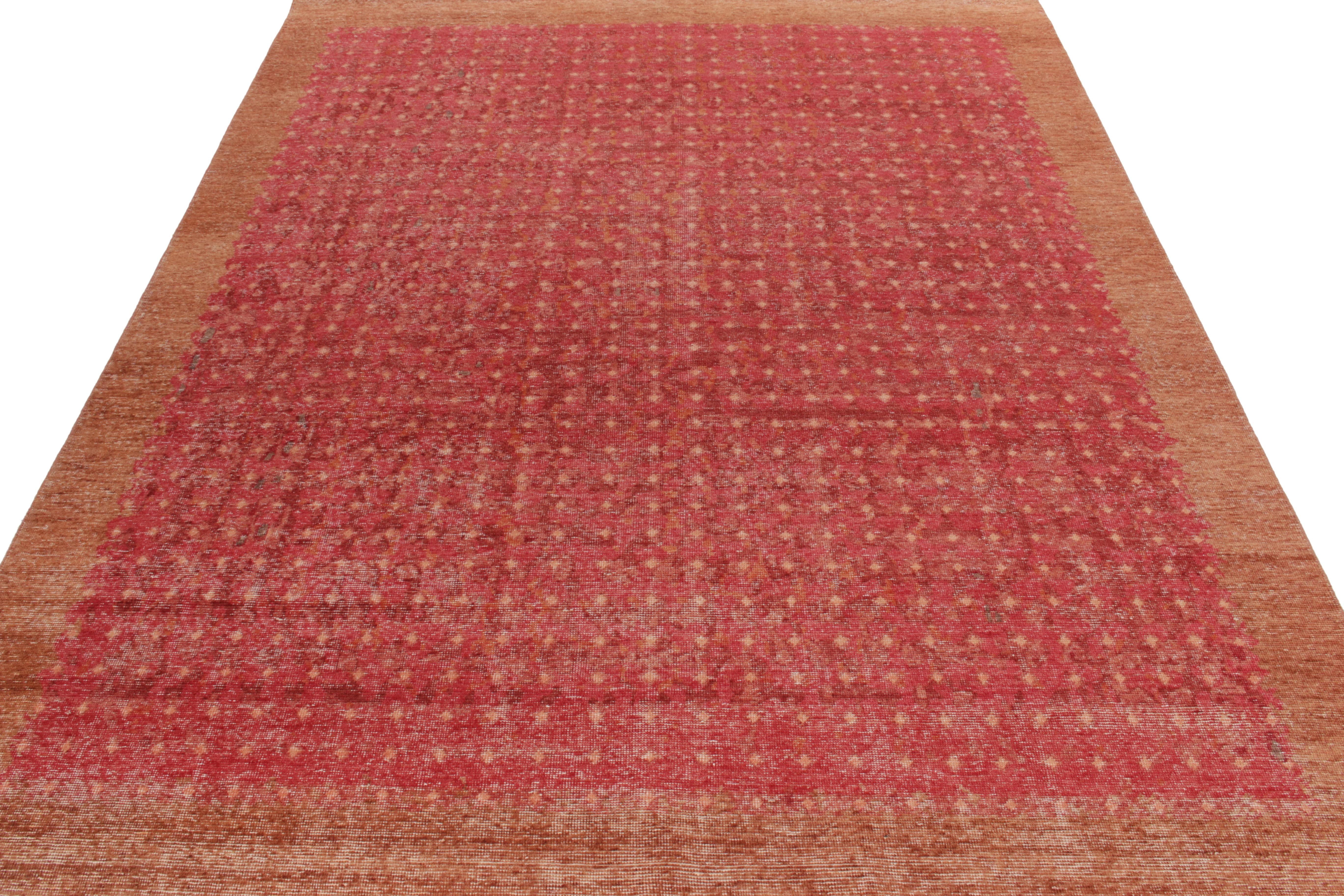 Dieser moderne Teppich im Format 9x12 repräsentiert das vielfältige Archiv kultureller Muster, die in der Homage Collection von Rug & Kilim wieder aufgegriffen wurden. Er ist bequem gewaschen und erhält dadurch die Ästhetik des Shabby-Chic, die für