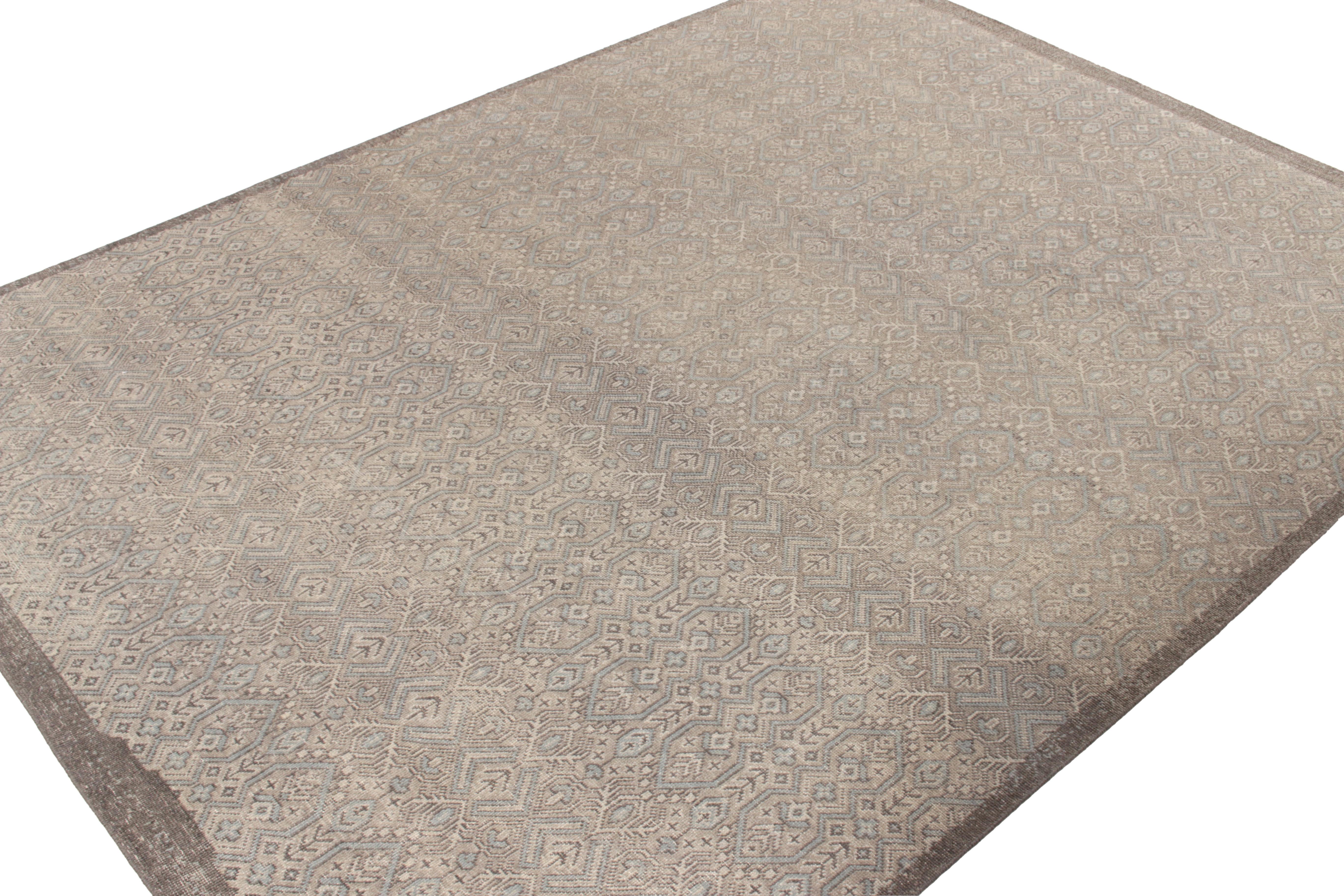 Rug & Kilim's Handgeknüpfter Teppich im Distressed-Stil, Grau, Blau Geometrisches Muster (Indisch) im Angebot