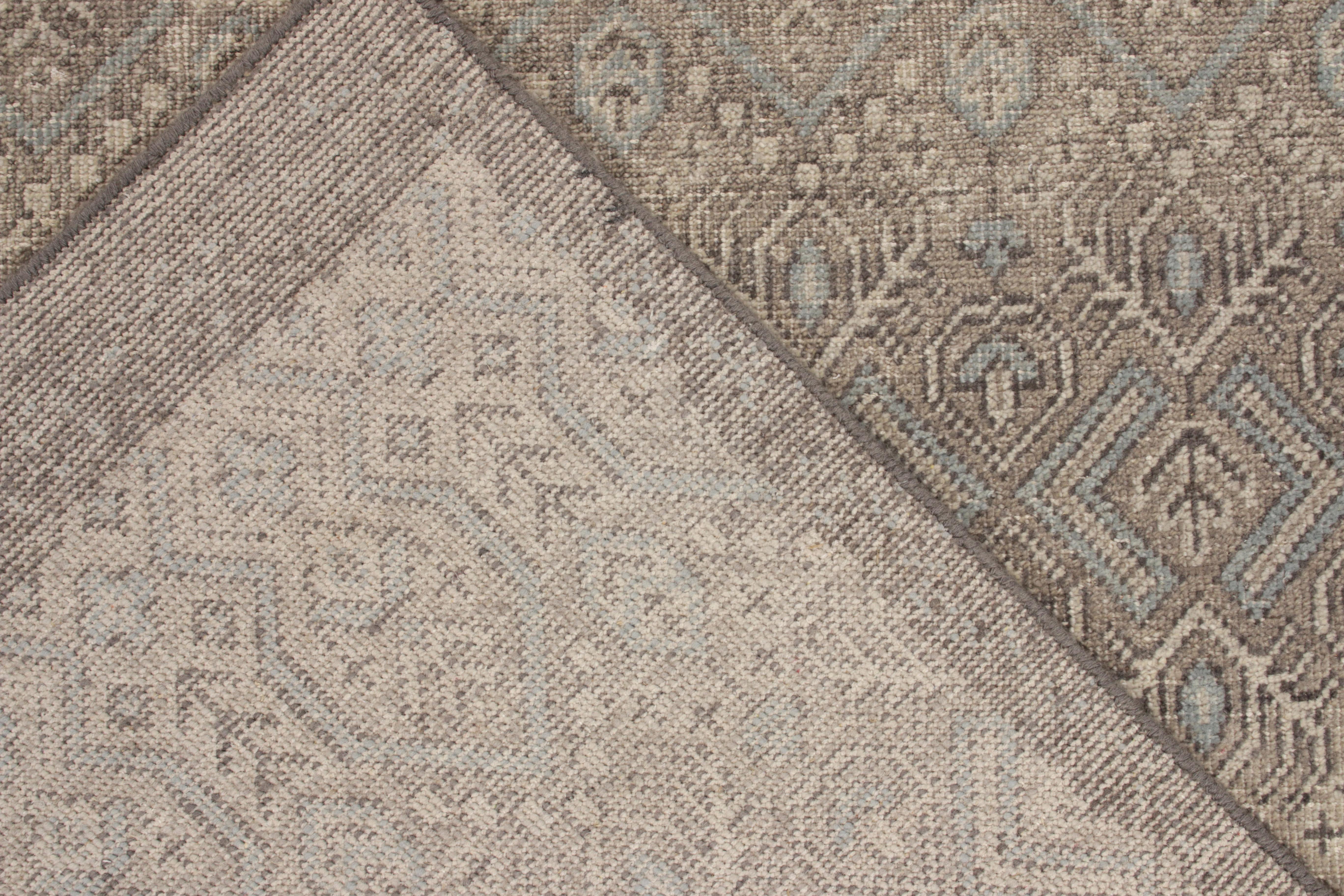 Rug & Kilim's Handgeknüpfter Teppich im Distressed-Stil, Grau, Blau Geometrisches Muster (21. Jahrhundert und zeitgenössisch) im Angebot