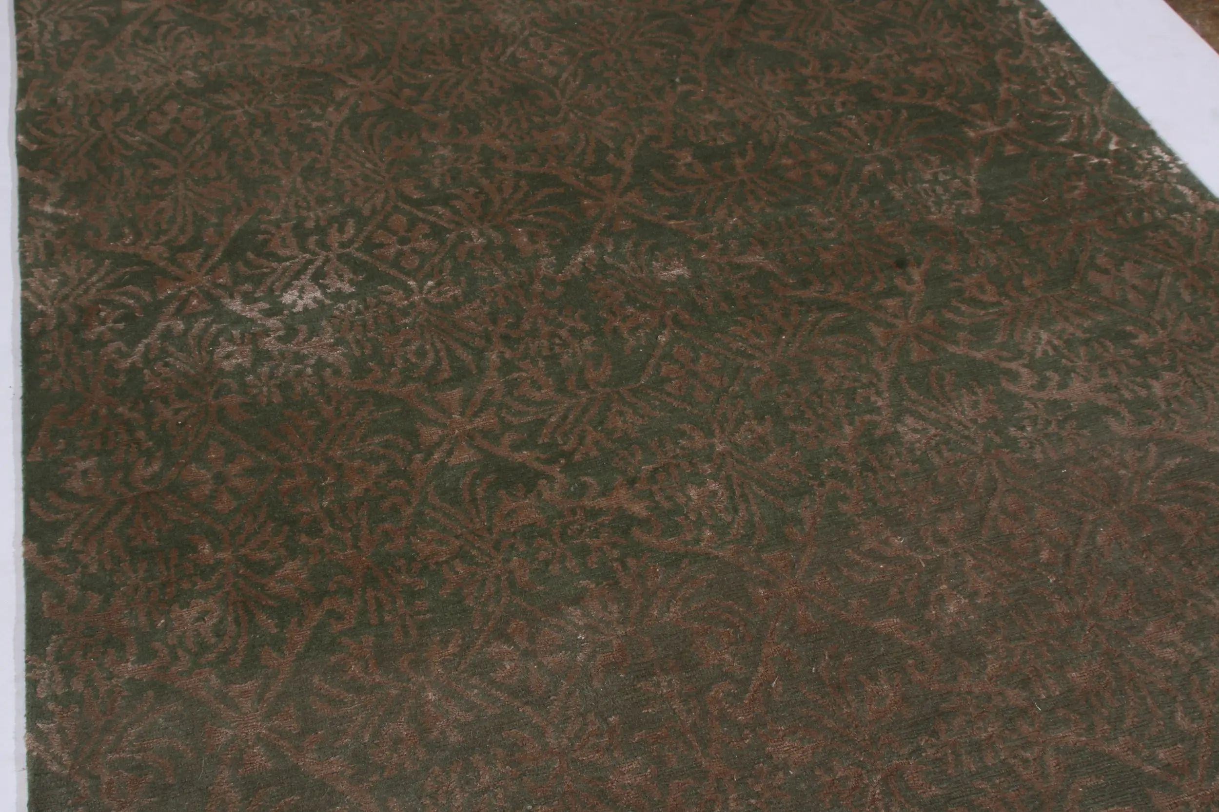 Rug & Kilim's Handgeknüpfter Teppich im europäischen Stil Beige-Braun Grün Florales Muster (Seide) im Angebot