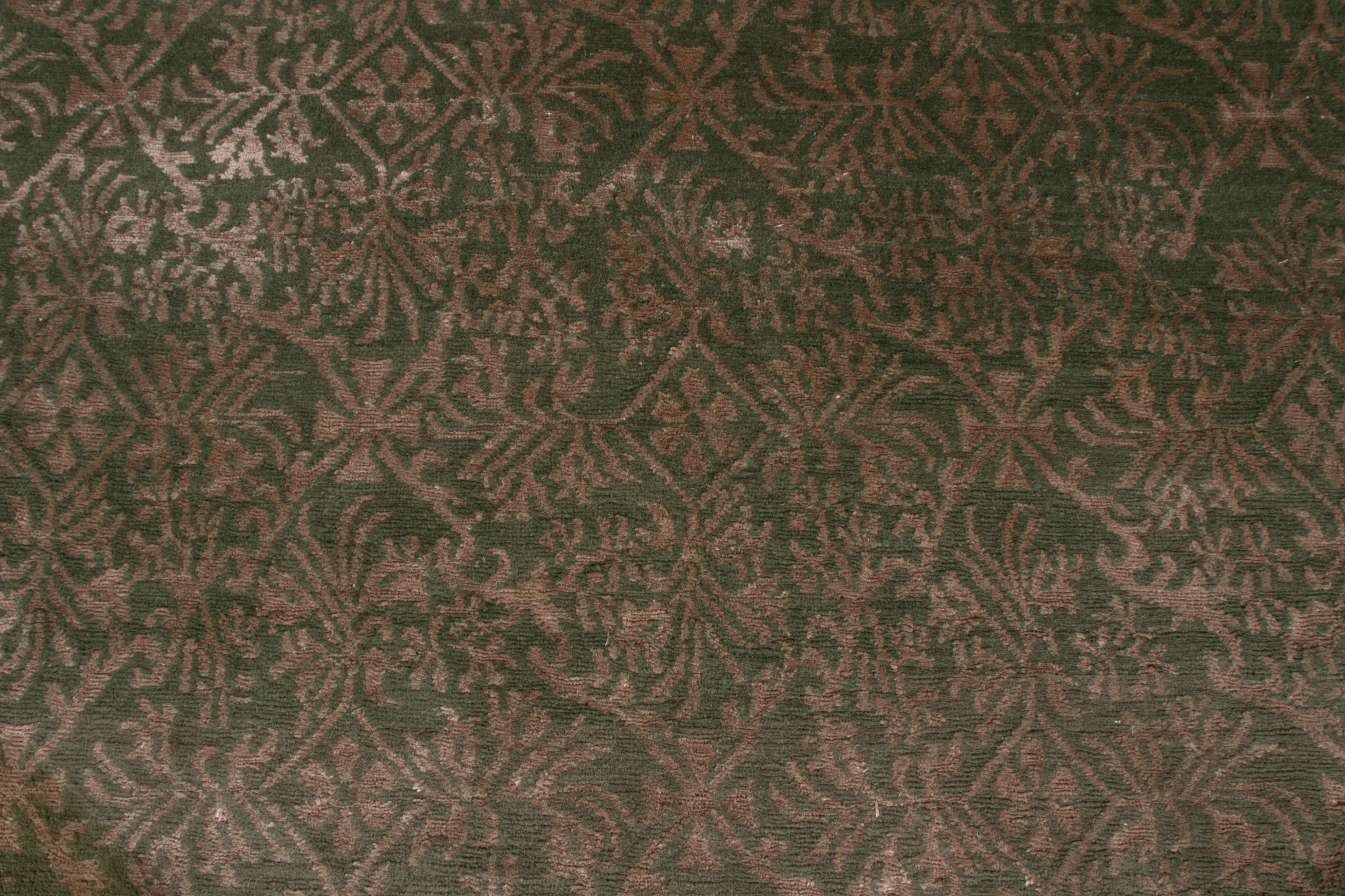 Rug & Kilim's Handgeknüpfter Teppich im europäischen Stil Beige-Braun Grün Florales Muster (Nepalesisch) im Angebot